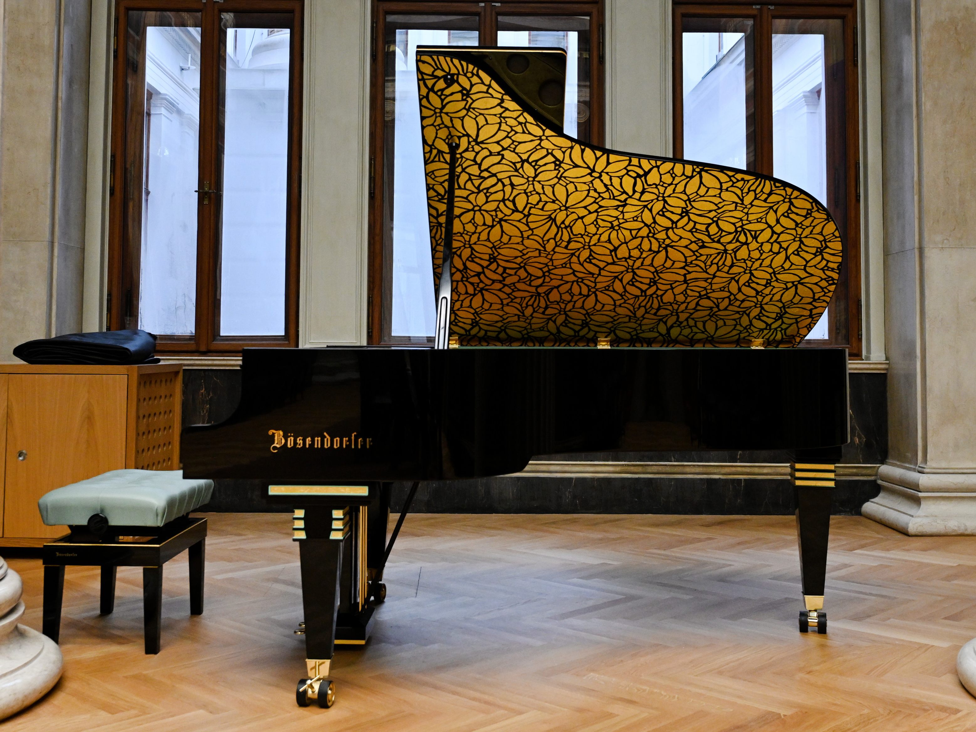 Auch der Ersatz für das goldene Klavier wird teuer. Auch der Ersatz für das goldene Klavier wird teuer.