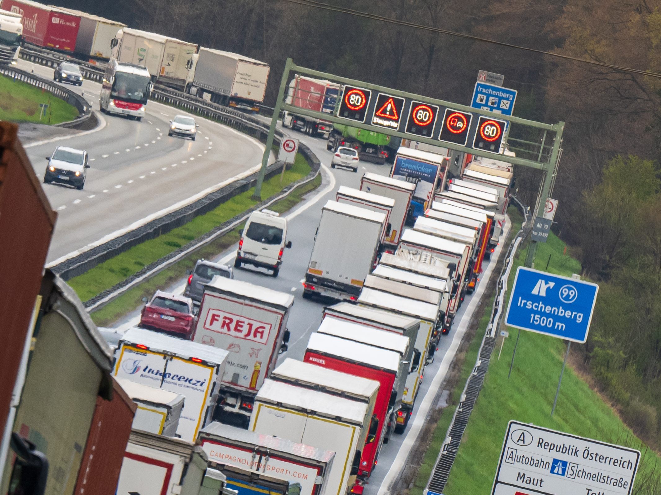 Verkehrsexperten prognostizieren für kommendes Wochenende den stärksten Reiseverkehr im Sommer 2023.