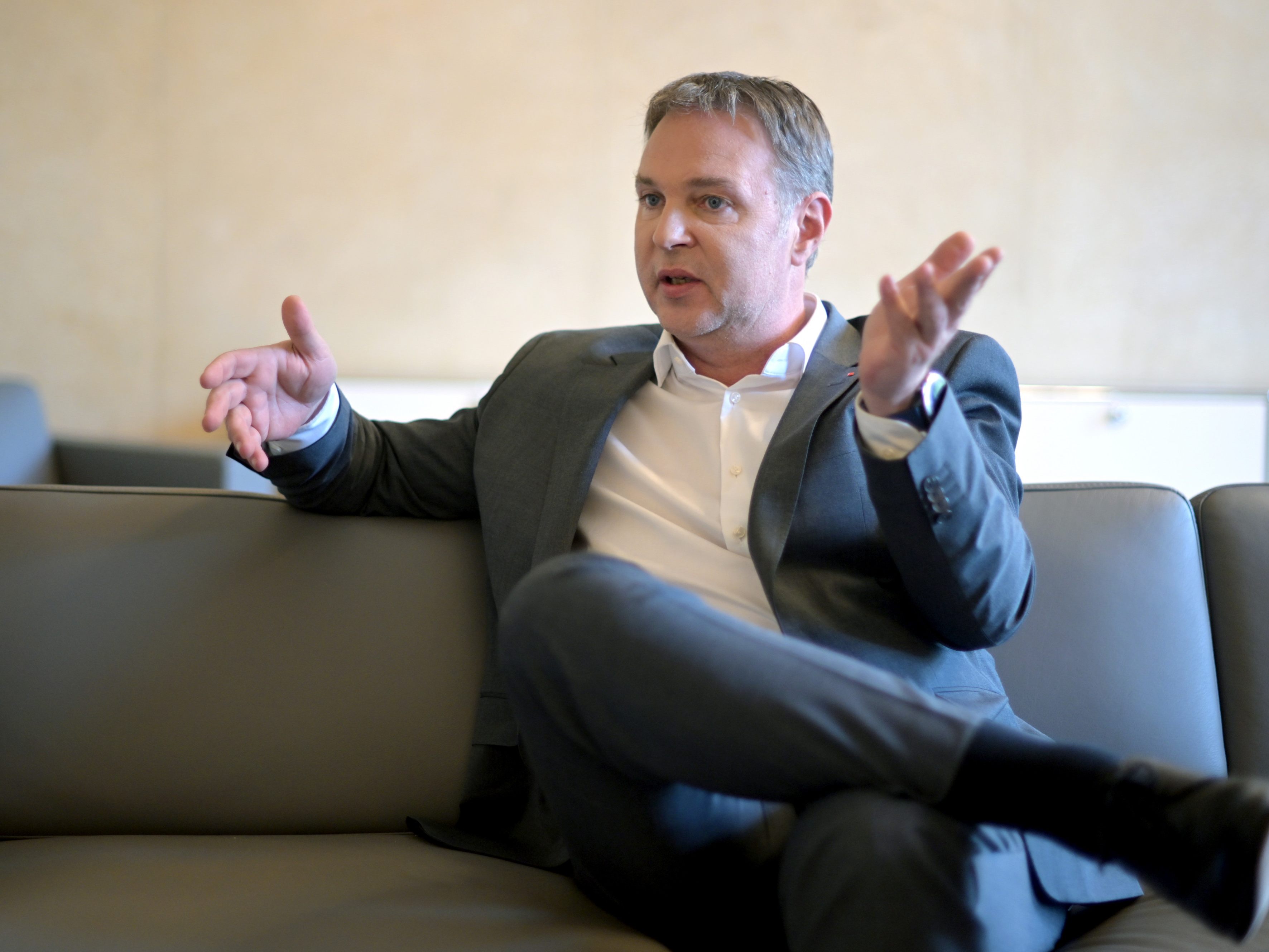 Andreas Babler (SPÖ) will die Vorsitz-Direktwahl trotz Skepsis aus der Wiener SPÖ durchziehen. Andreas Babler (SPÖ) will die Vorsitz-Direktwahl trotz Skepsis aus der Wiener SPÖ durchziehen.