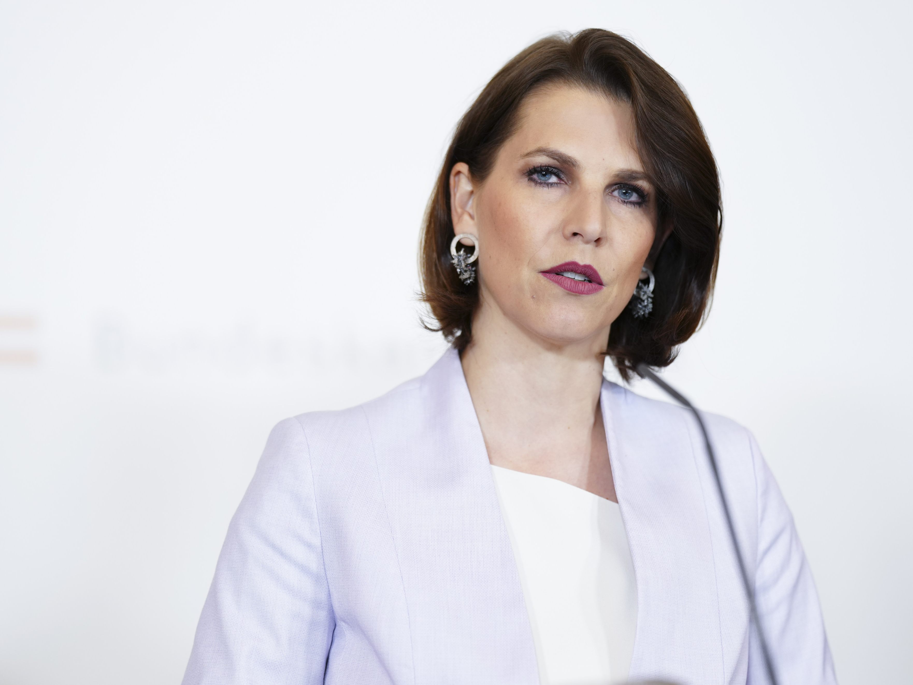 Europaministerin Karoline Edtstadler im APA-Sommergespräch. Europaministerin Karoline Edtstadler im APA-Sommergespräch.