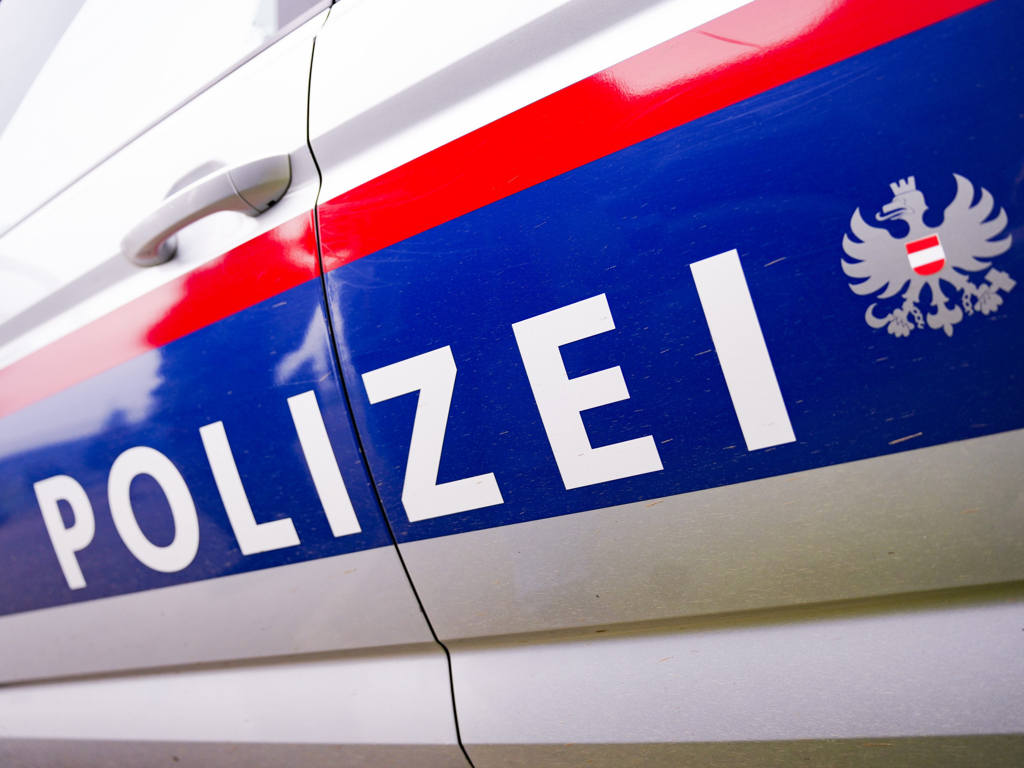 In Wien-Meidling wurde die Polizei auf einen Mann mit einer blutenden Kopfwunde aufmerksam. In Wien-Meidling wurde die Polizei auf einen Mann mit einer blutenden Kopfwunde aufmerksam.
