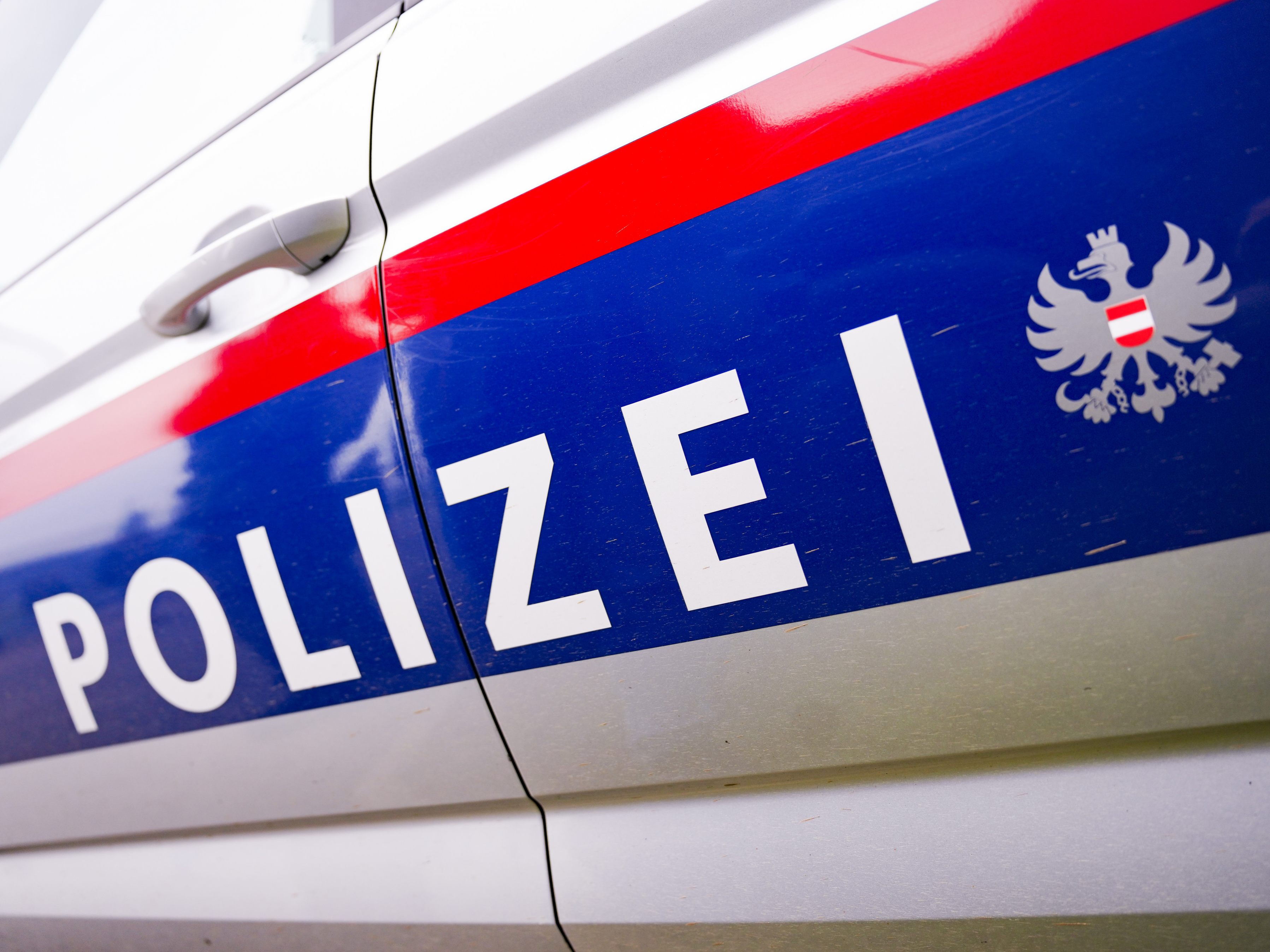 Die Polizei fahndet nach dem unbekannten Messerstecher.