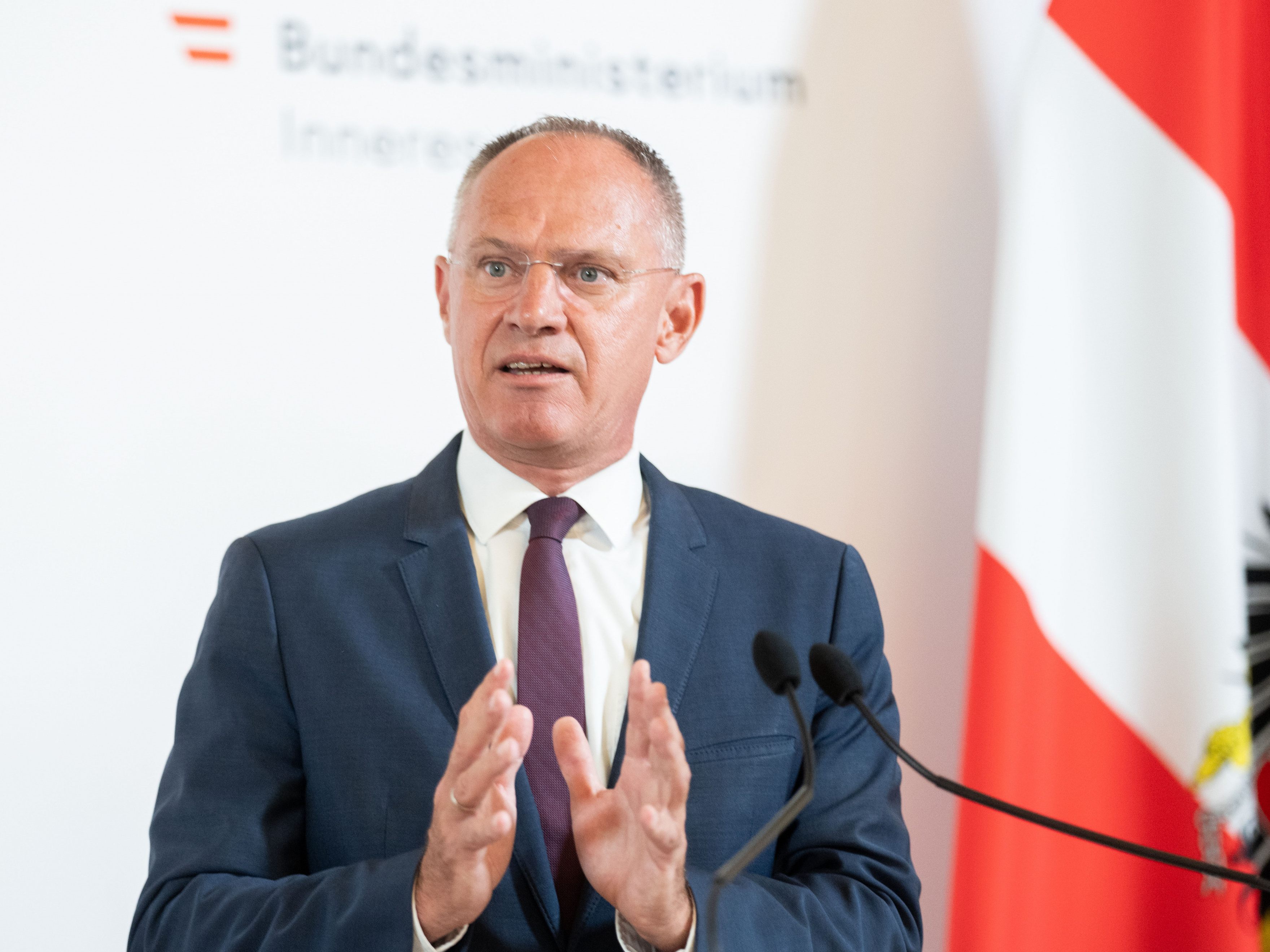 "Im ersten Halbjahr haben mehr Asylantragsteller Österreich verlassen, als neue Asylanträge gestellt wurden", so Karner. "Im ersten Halbjahr haben mehr Asylantragsteller Österreich verlassen, als neue Asylanträge gestellt wurden", so Karner.