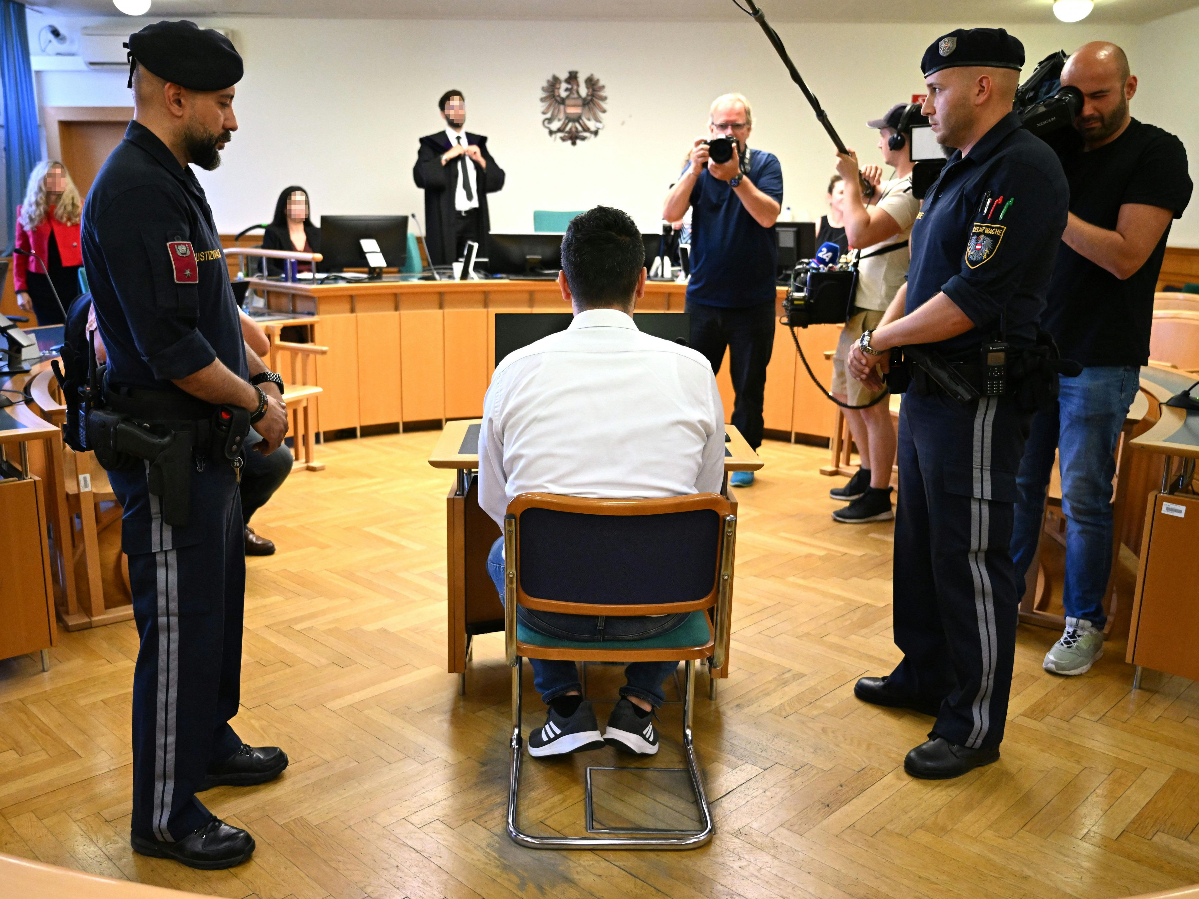 Der Angeklagte wurde wegen Mordes zu 20 Jahren Haft verurteilt.