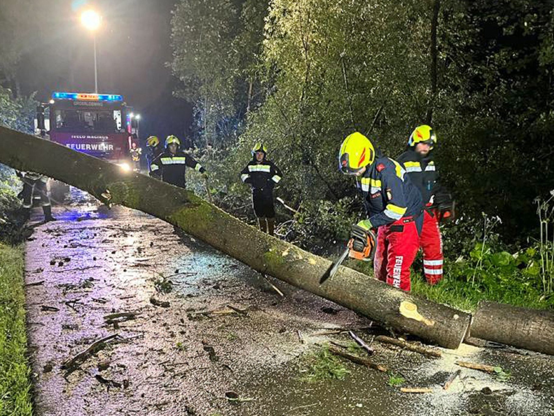 Nächtliche Einsätze der Feuerwehren.