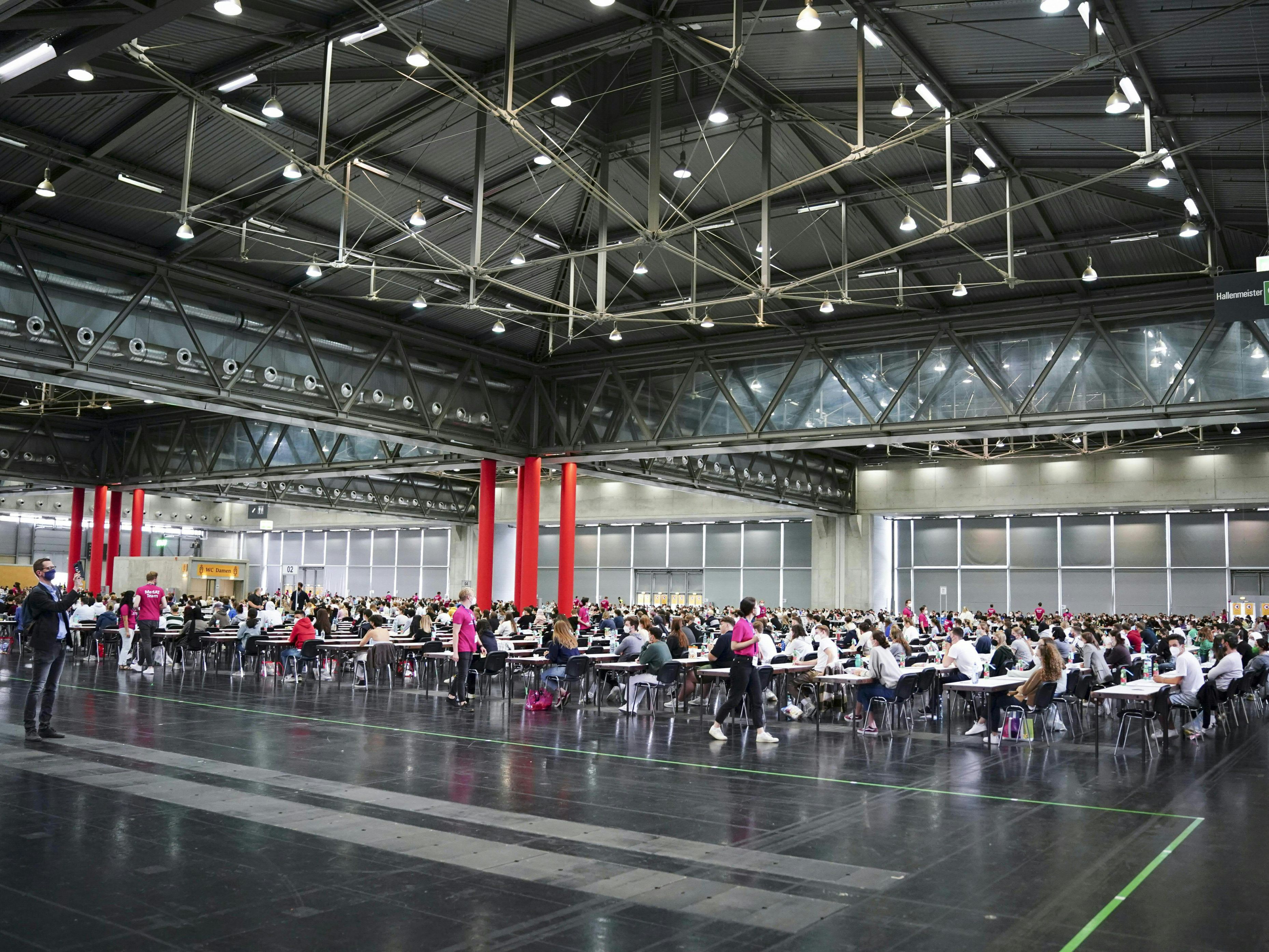 MedUni Wien: Zahlreiche Personen meldeten sich für Medizin-Aufnahmetest an.