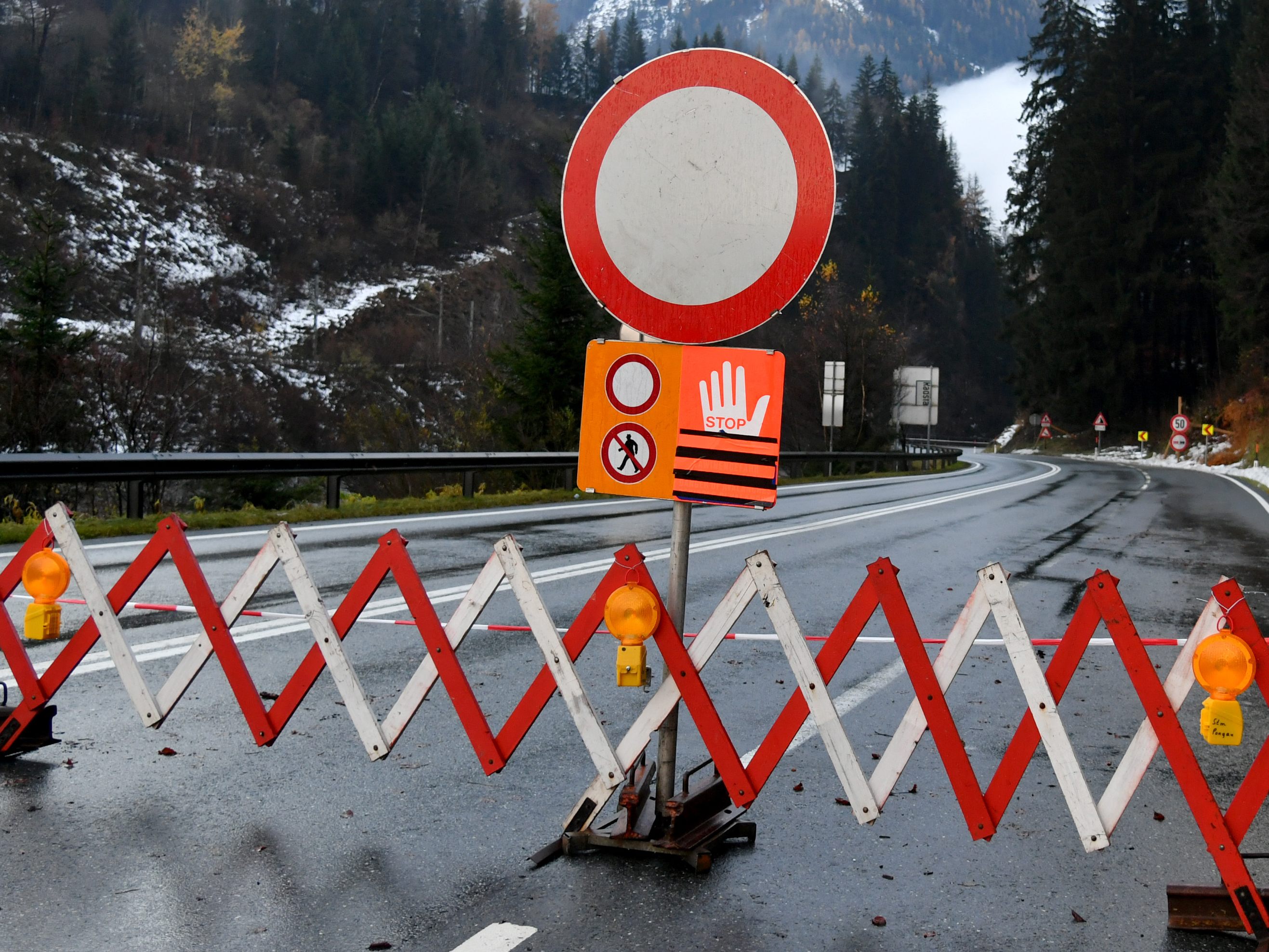 Eine Landesstraße in Tirol ist wegen Hangrutsch gesperrt.