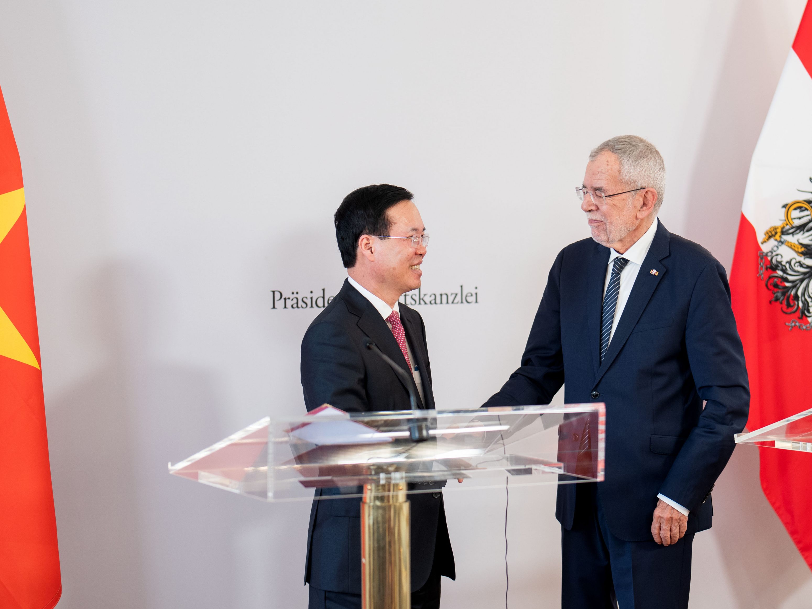 Alexander van der Bellen seinen vietnamesischen Amtskollegen Vo Van Thuong. Alexander van der Bellen seinen vietnamesischen Amtskollegen Vo Van Thuong.