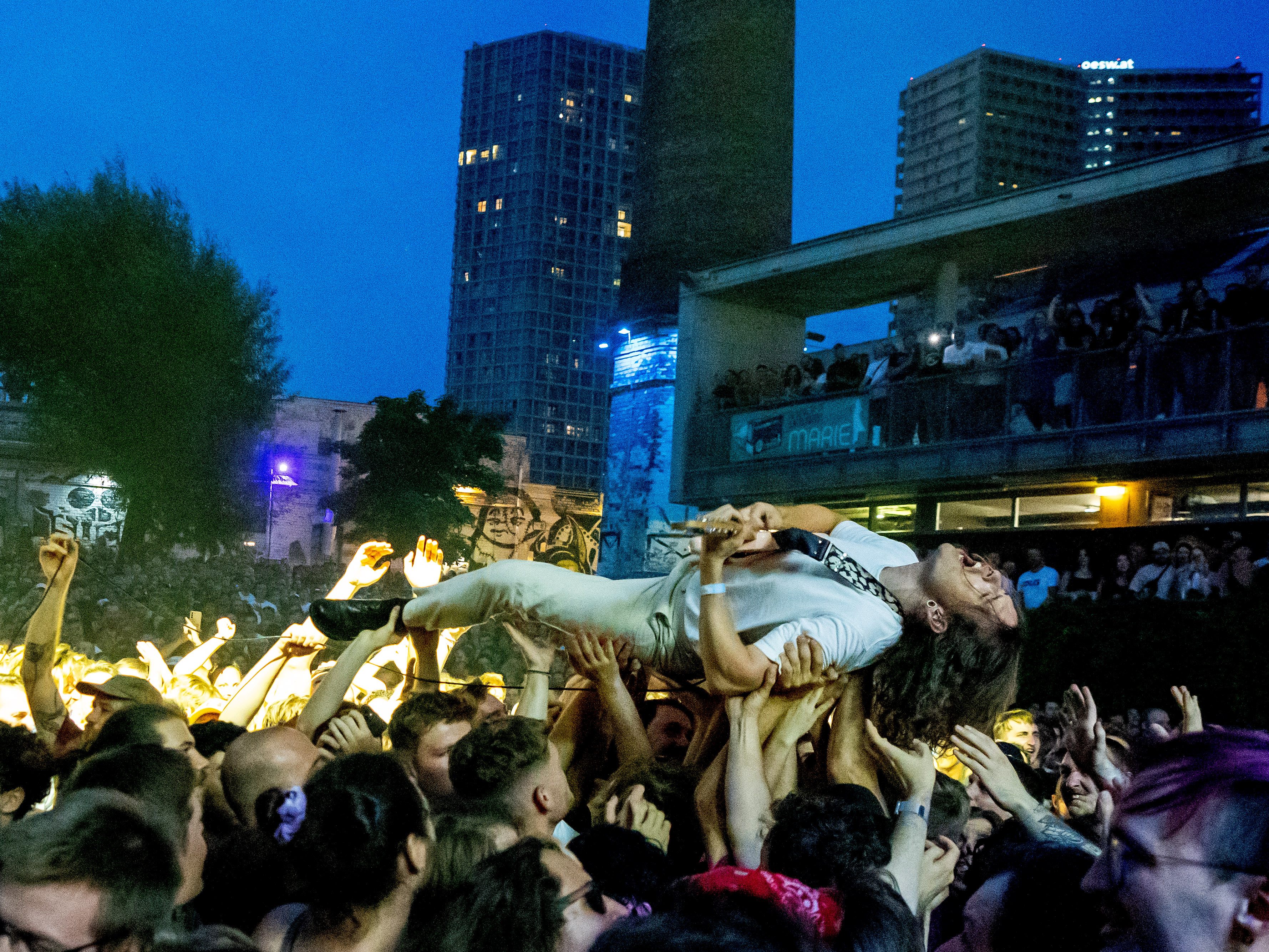 Die Rockband Idles begeisterte in der Wiener Arena die Zusehermenge.