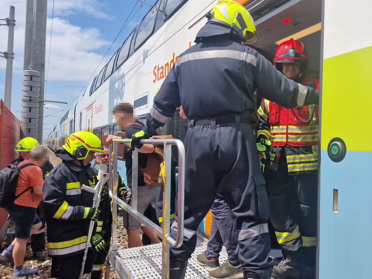 Die Westbahn-Passagiere stiegen in eine andere Garnitur um.