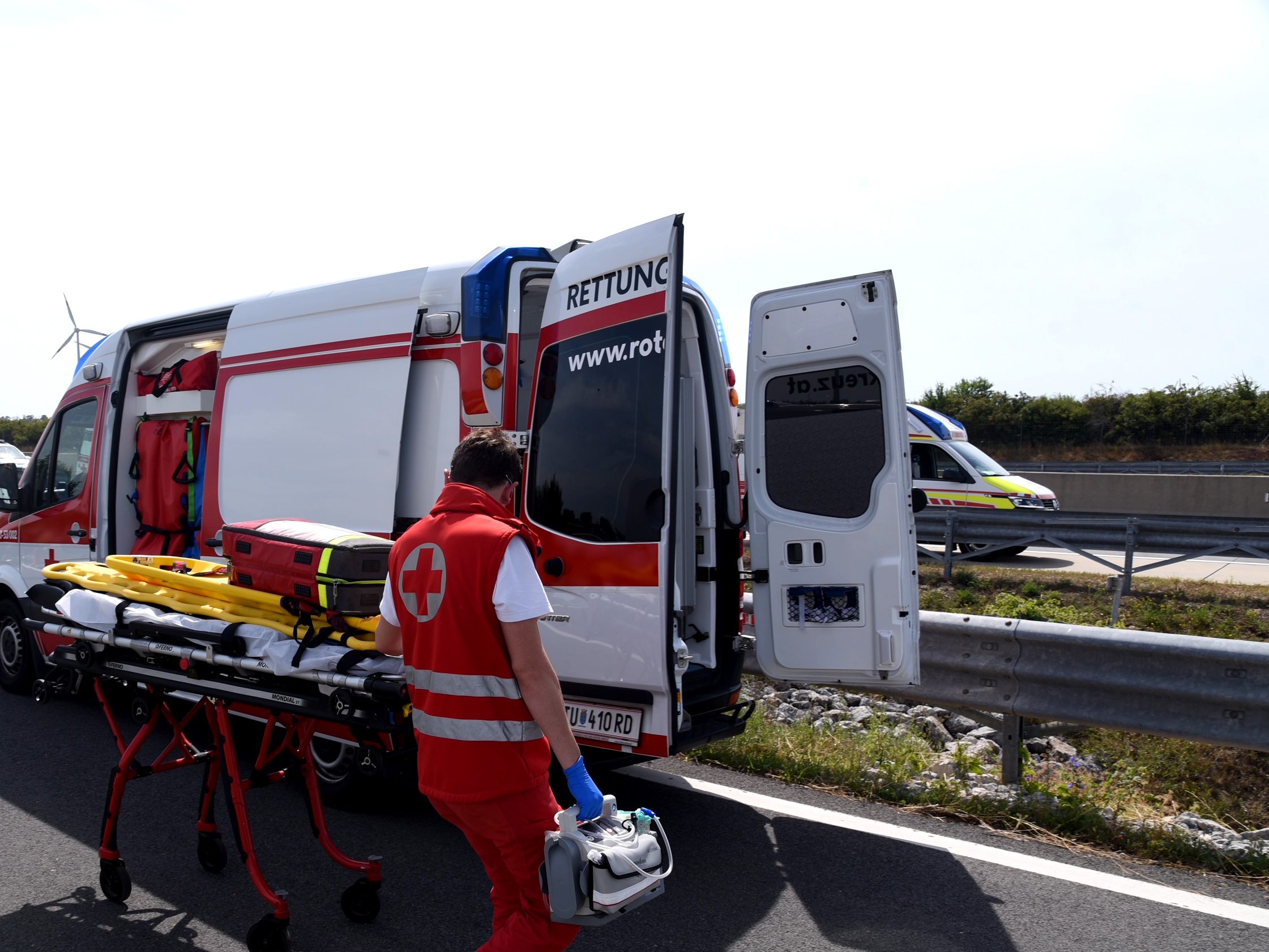 Ein Flüchtlingsaufgriff im Burgenland führte zu einem Rettungseinsatz am Samstag. Ein Flüchtlingsaufgriff im Burgenland führte zu einem Rettungseinsatz am Samstag.
