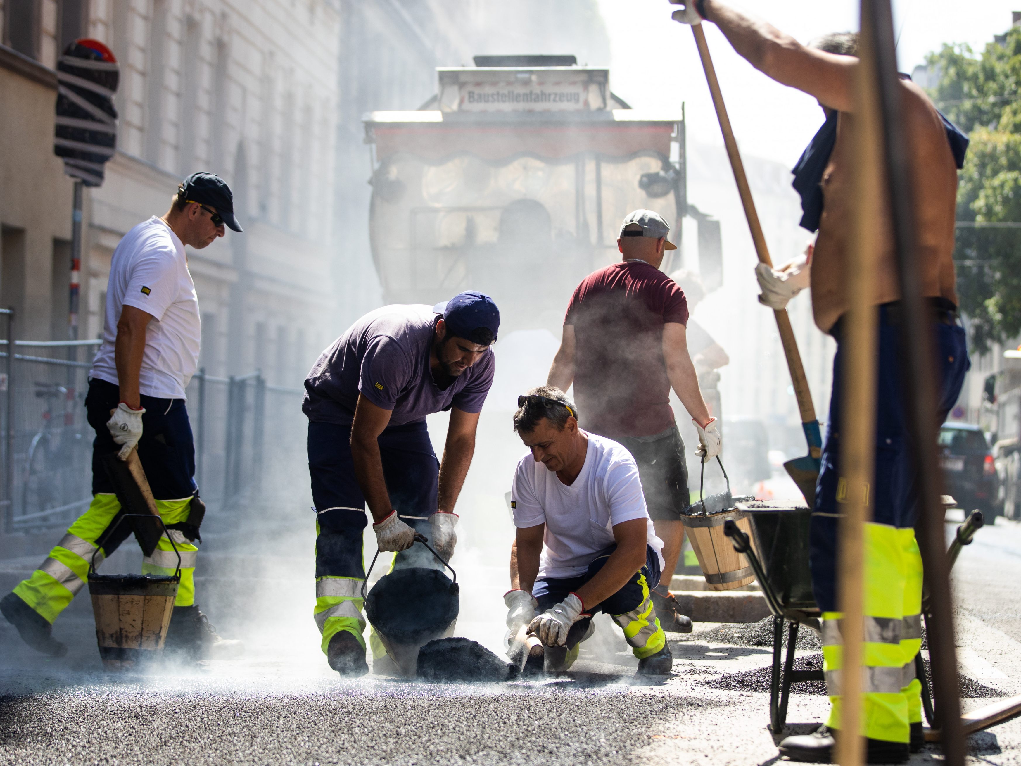 Baustellenarbeiter bekommen trotz Temperaturen jenseits der 30 Grad Celsius in der Praxis oft nicht hitzefrei.