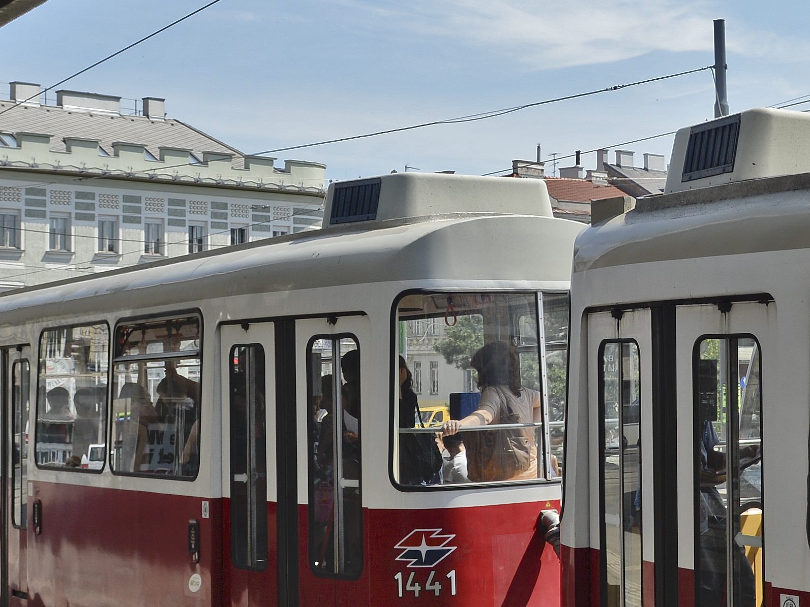 In Wien-Penzing sorgte ein Wasserrohrbruch für eine Überschwemmung und legte eine Bim der Wiener Linien lahm.