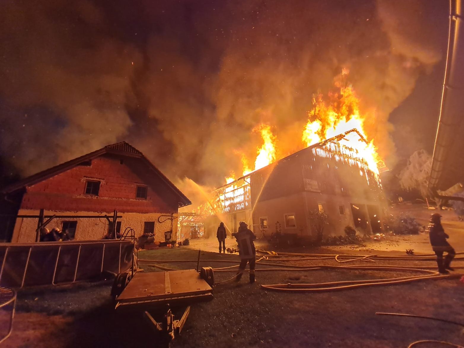 Ein technischer Defekt dürfte die Ursache für einen Brand auf einem Bauernhof in NÖ am Dienstag sein. Ein technischer Defekt dürfte die Ursache für einen Brand auf einem Bauernhof in NÖ am Dienstag sein.