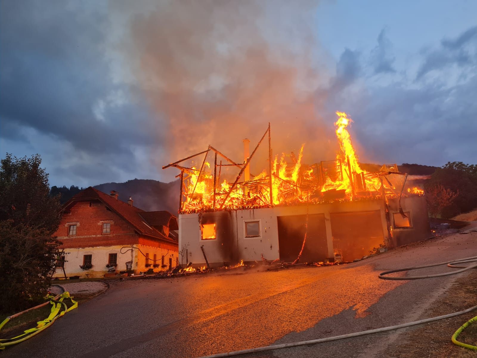 Stall und Scheune wurde beim Brand zerstört. Stall und Scheune wurde beim Brand zerstört.