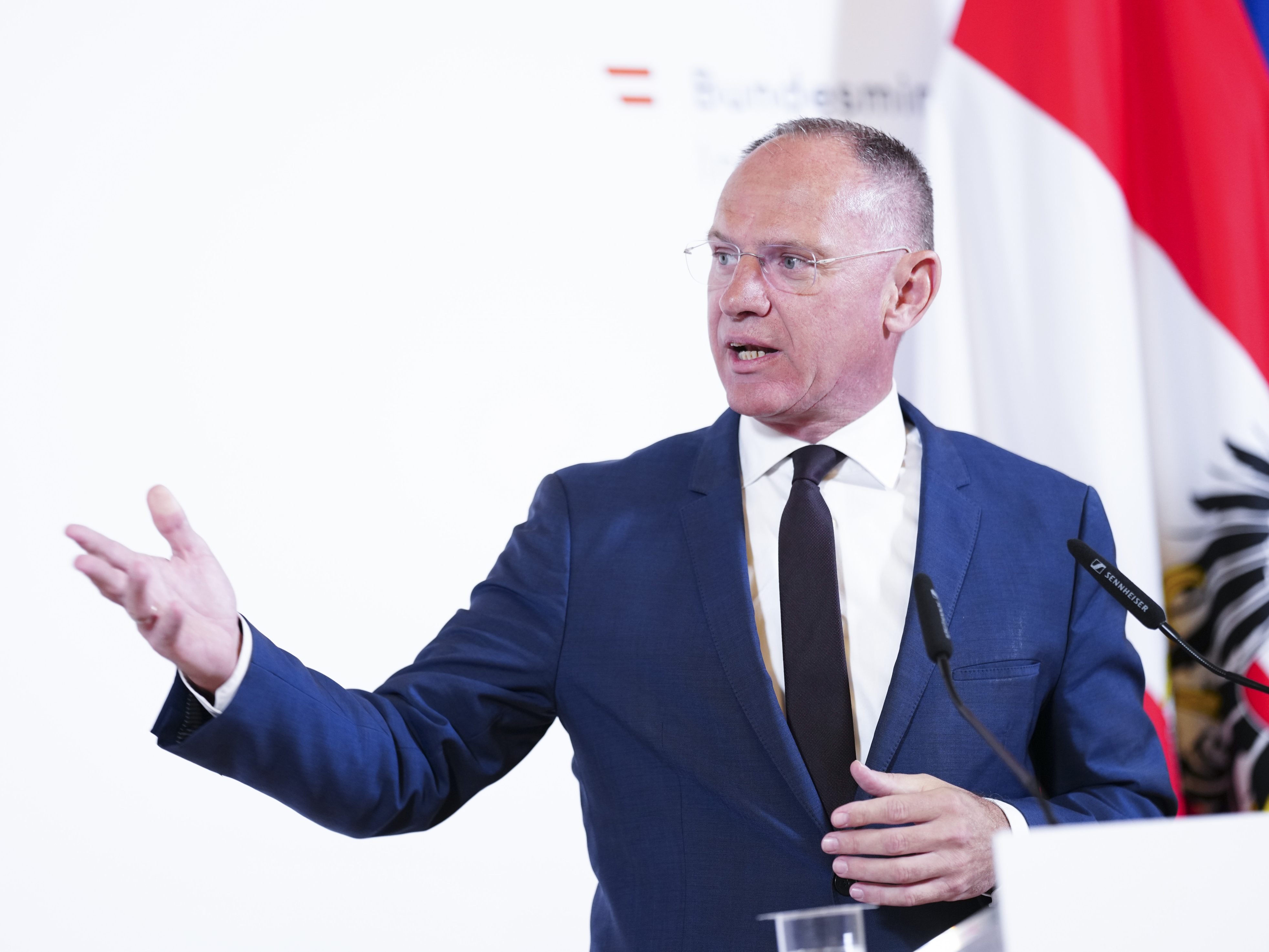 Asylanträge und Außerlandesbringungen: Pressekonferenz am Montag auf VIENNA.at im Live-Stream.
