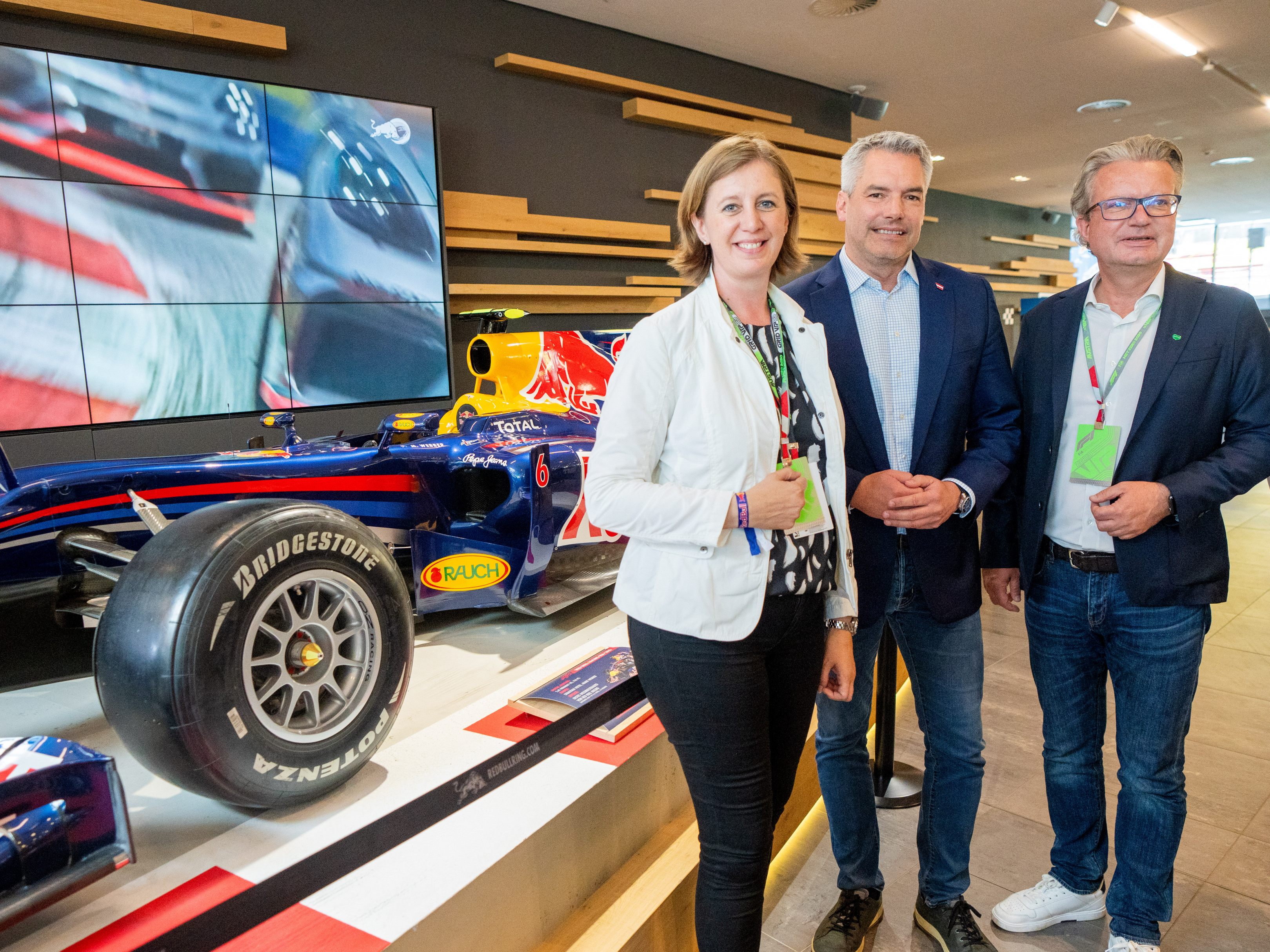 Der Kanzler verfolgt das erste Mal einen Formel-1-Grand-Prix live. Der Kanzler verfolgt das erste Mal einen Formel-1-Grand-Prix live.