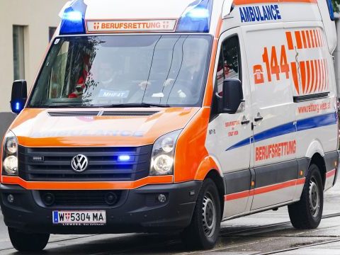 Die schwer verletzte Frau wurde nach dem Unfall durch die Berufsrettung Wien erstversorgt. Die schwer verletzte Frau wurde nach dem Unfall durch die Berufsrettung Wien erstversorgt.