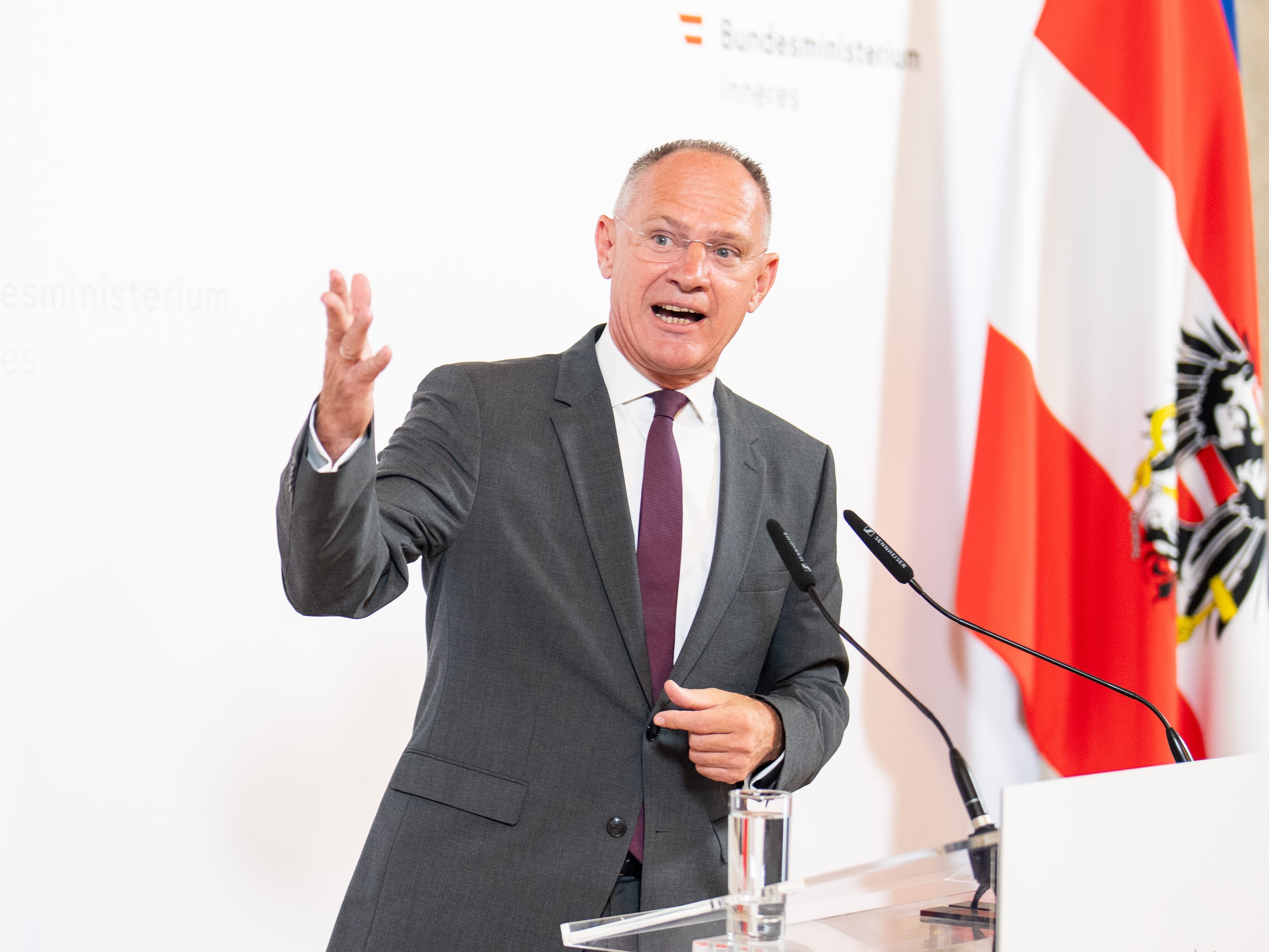 Die Regierung lädt zu einer Pressekonferenz zum Thema "Gewaltschutz in Österreich". Die Regierung lädt zu einer Pressekonferenz zum Thema "Gewaltschutz in Österreich".