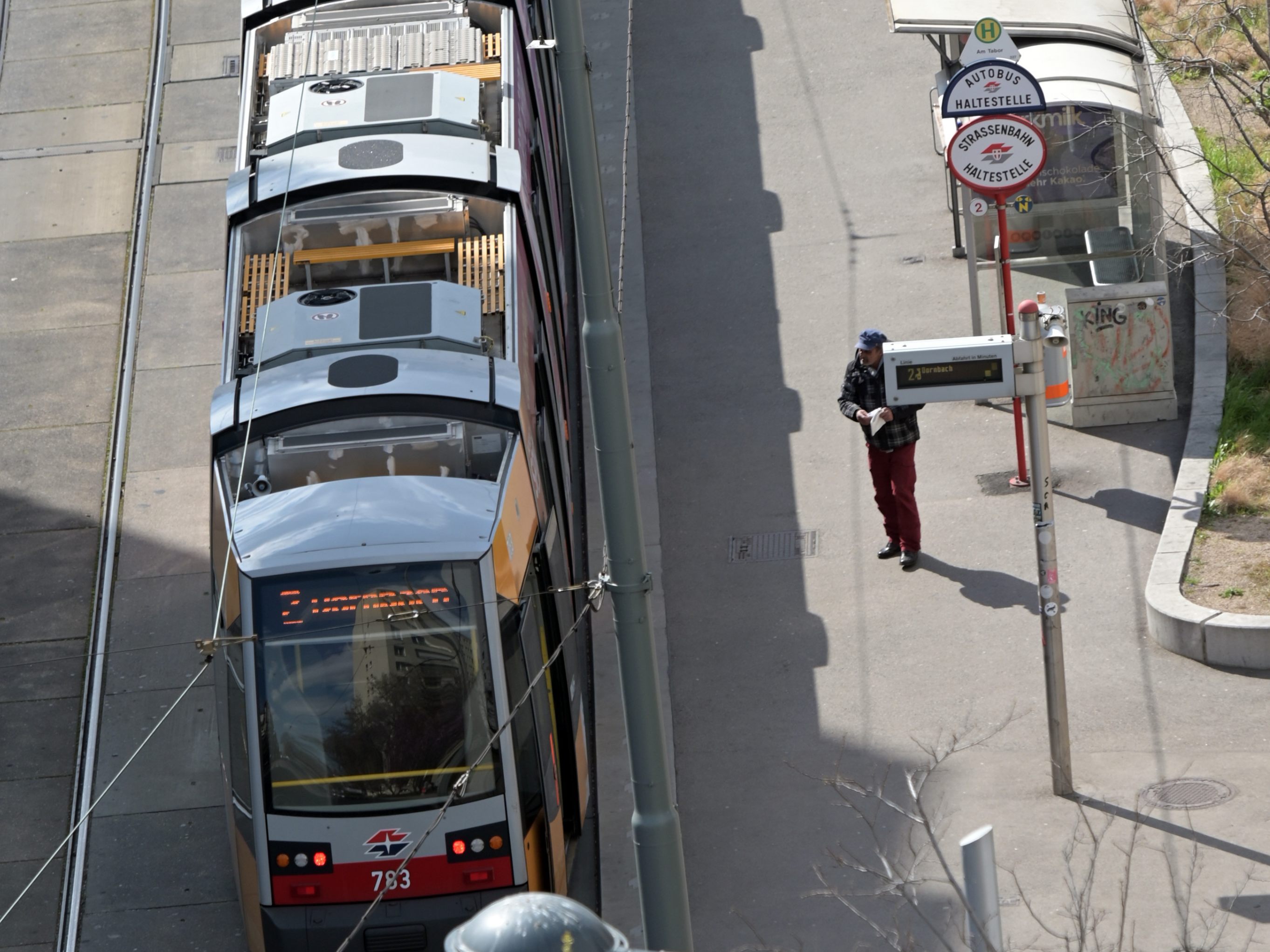 Nach einer Betriebsstörung durch einen Wasserrohrbruch fährt die Bim-Linie 49 in Wien-Penzing wieder im Vollbetrieb. Nach einer Betriebsstörung durch einen Wasserrohrbruch fährt die Bim-Linie 49 in Wien-Penzing wieder im Vollbetrieb.