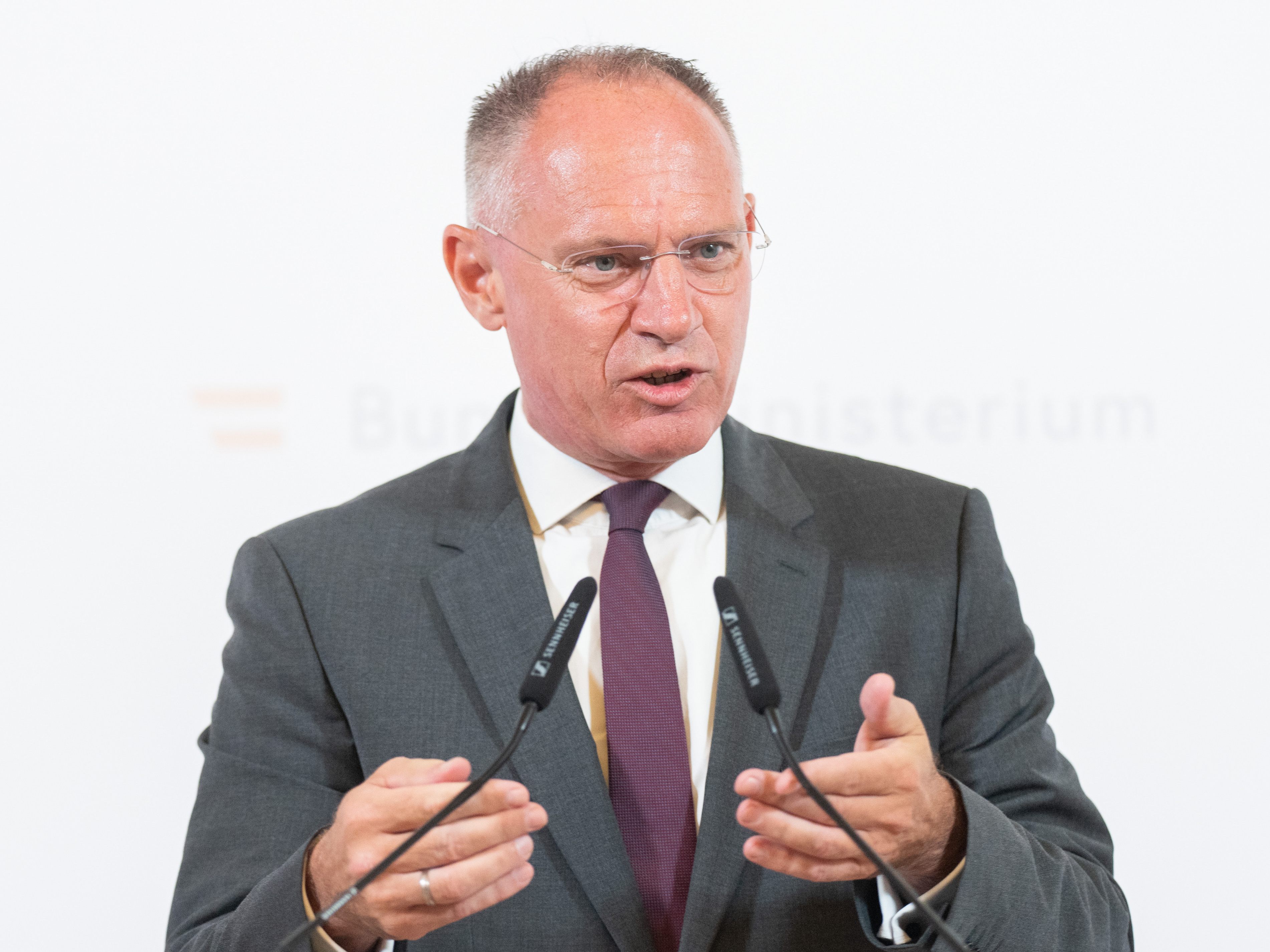 Innenminister Gerhard Karner (ÖVP) beriet sich bei einem Arbeitsgespräch in Wien mit dem deutschen Migrationsbeauftragen zum Thema Asyl.
