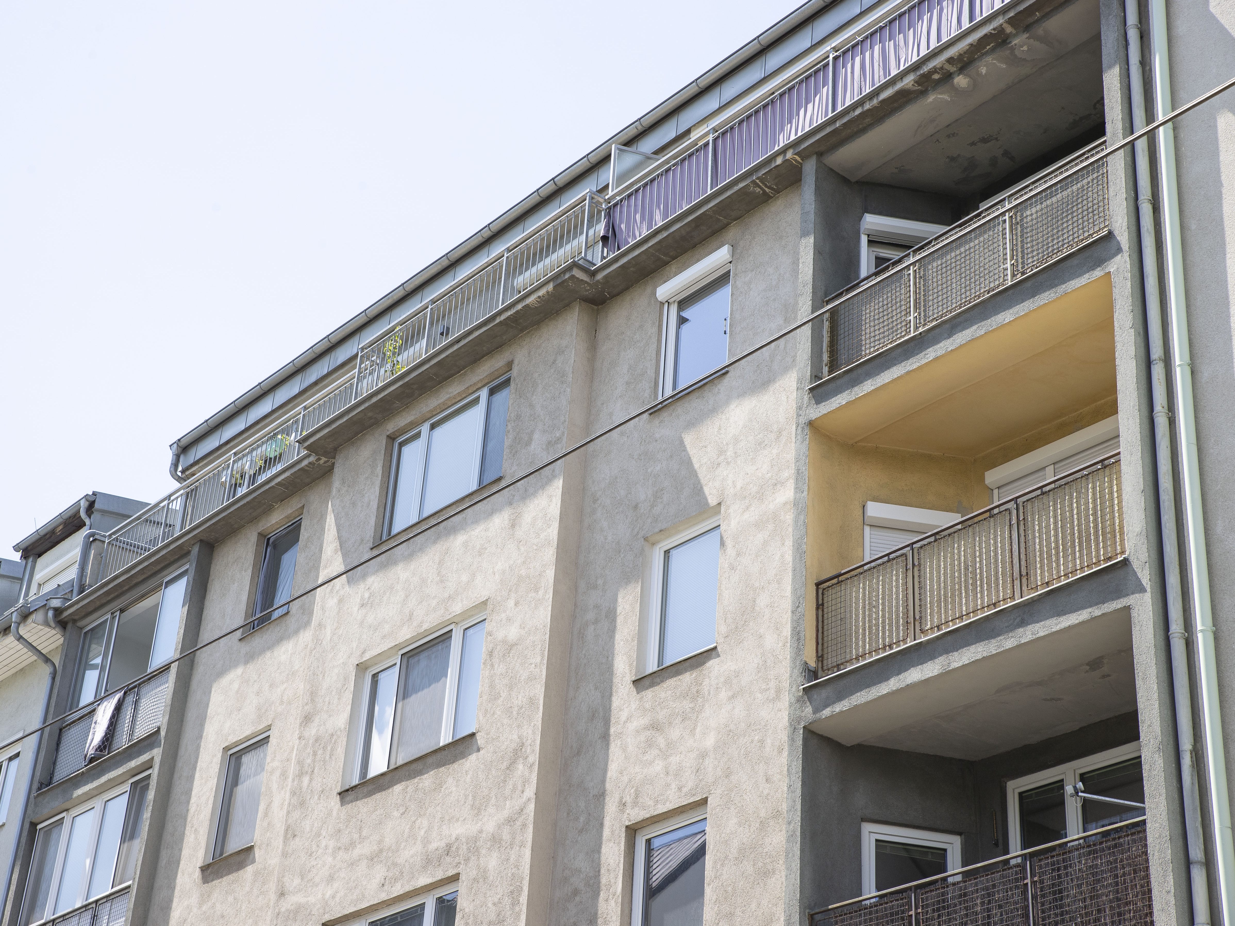 Bei einem Spiel mit Freunden stürzte eine 20-Jährige von einem Balkon in Wien-Floridsdorf vom 4. Stock in den Tod. Bei einem Spiel mit Freunden stürzte eine 20-Jährige von einem Balkon in Wien-Floridsdorf vom 4. Stock in den Tod.