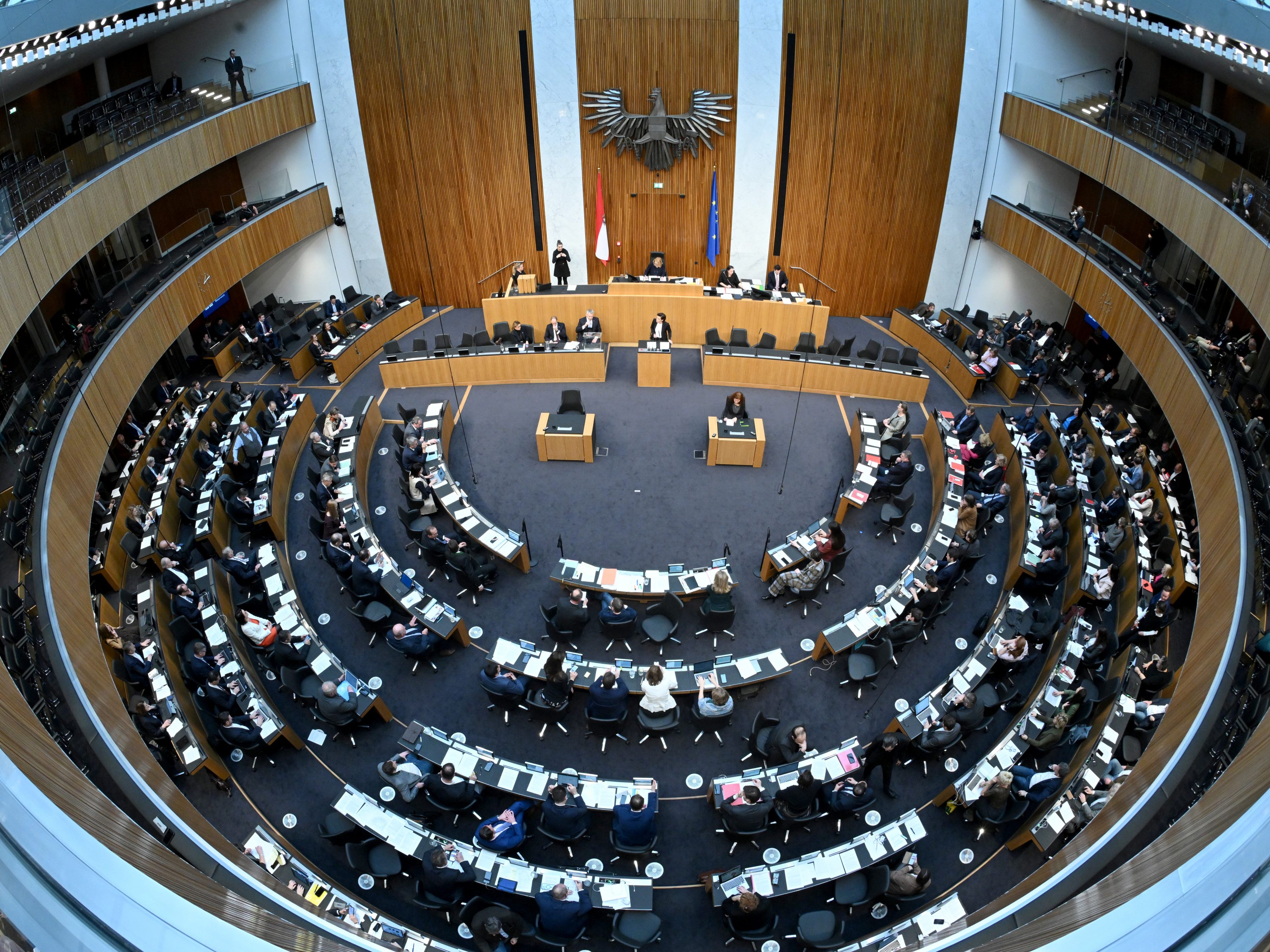 Im Nationalrat wurde das Korruptionsstrafrecht verschärft. Im Nationalrat wurde das Korruptionsstrafrecht verschärft.