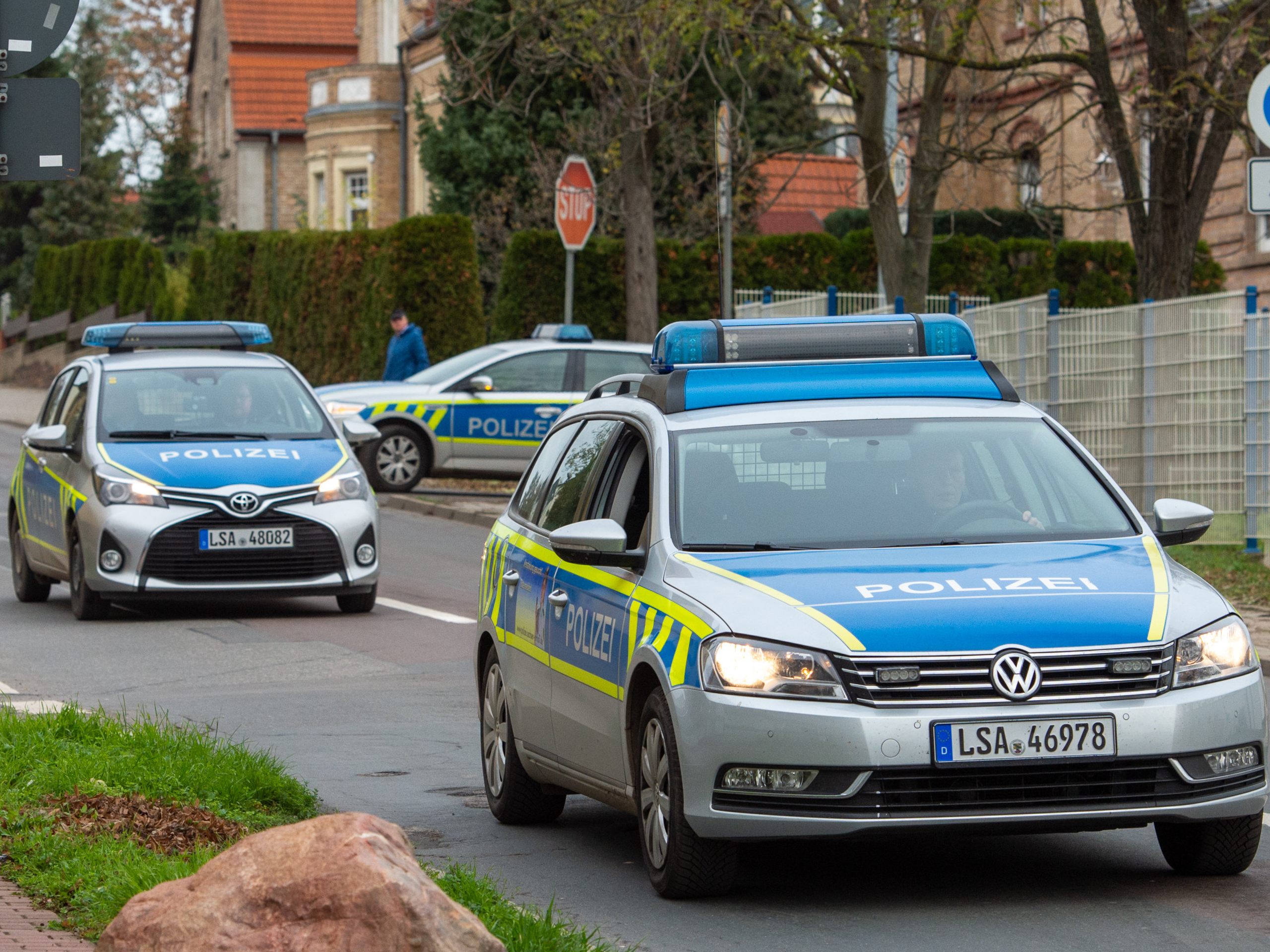 Die Polizei ermittelt nach dem Angriff auf eine Flüchtlingsunterkunft.