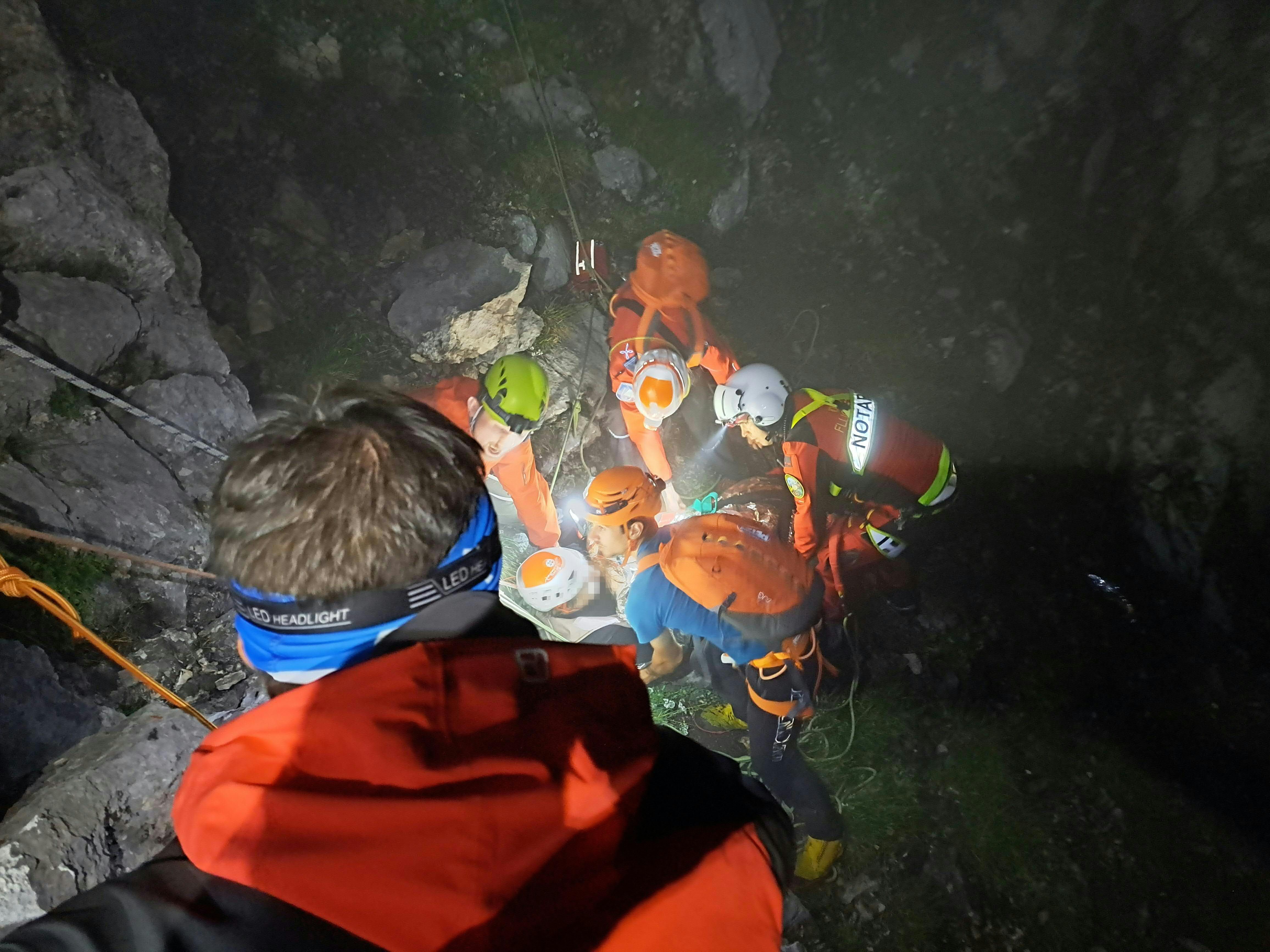 Ein Unwetter erschwerte die Bergung eines verletzten Bergsteigers in OÖ.