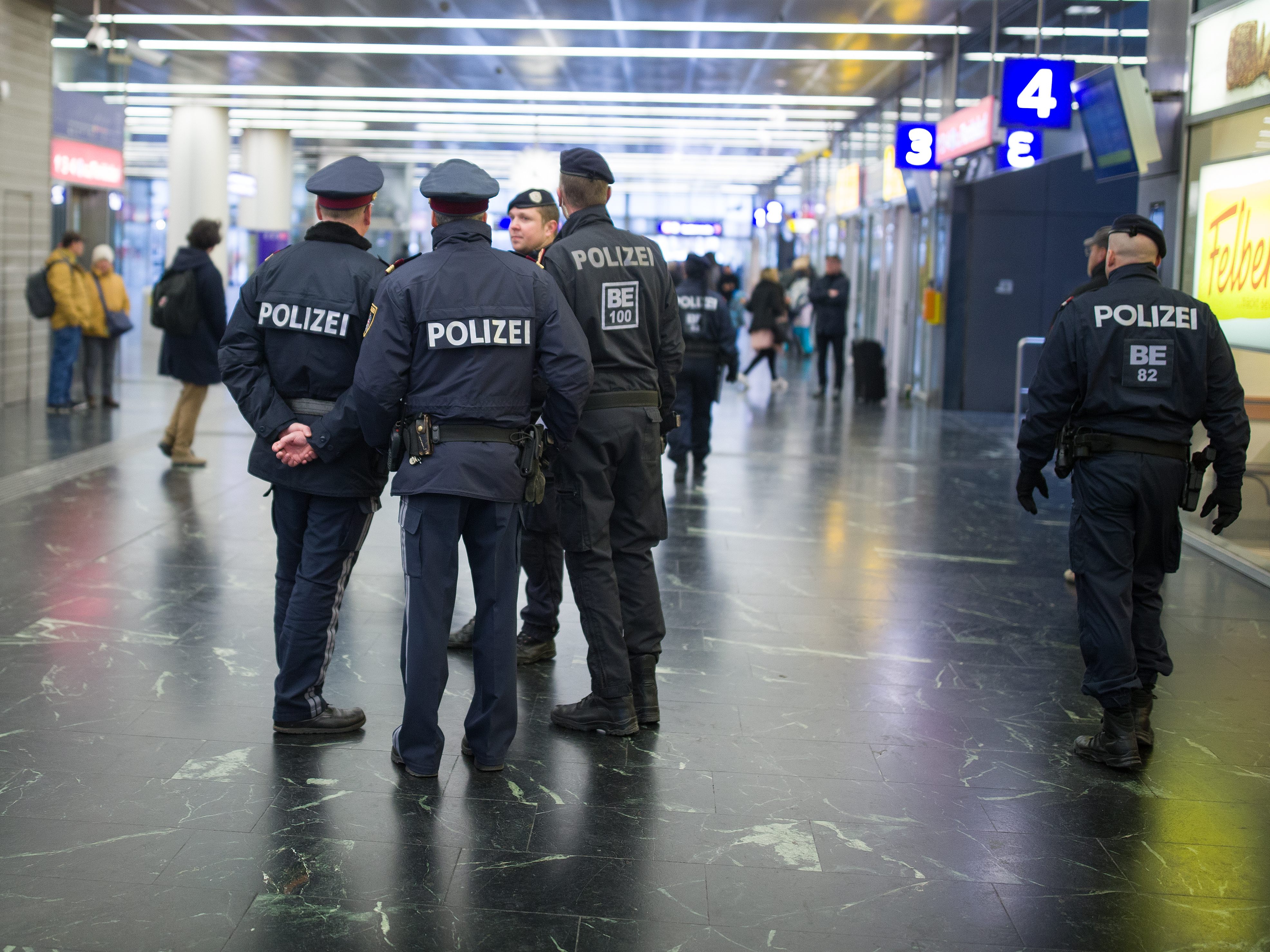 Für zwei Jugendliche klickten nach einem Raubüberfall am Praterstern die Handschellen. Für zwei Jugendliche klickten nach einem Raubüberfall am Praterstern die Handschellen.
