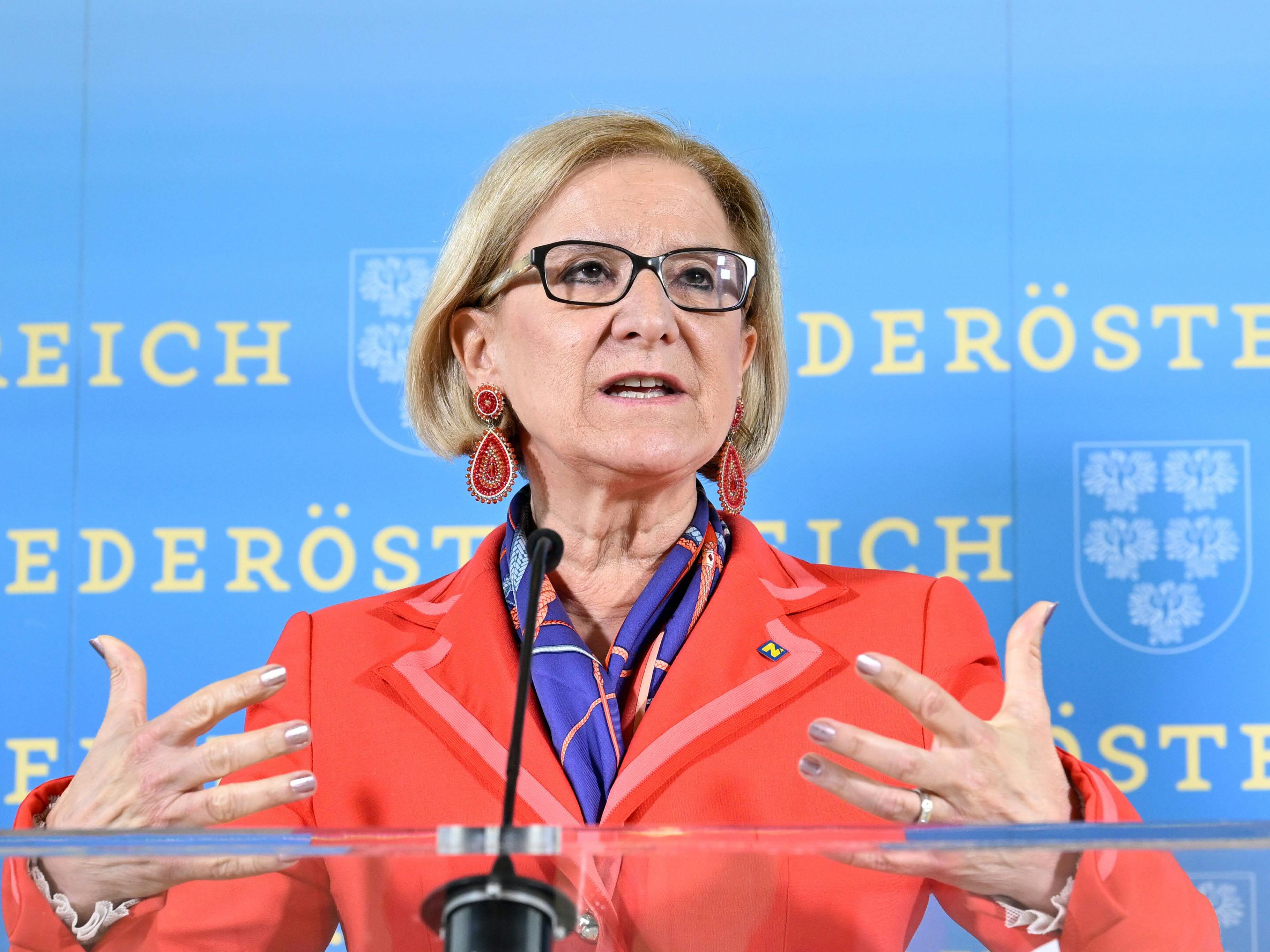 Niederösterreichs Landeshauptfrau Johanna Mikl-Leitner (ÖVP) ortet einen "Ablenkungskampf" um das Wort "normal". Niederösterreichs Landeshauptfrau Johanna Mikl-Leitner (ÖVP) ortet einen "Ablenkungskampf" um das Wort "normal".