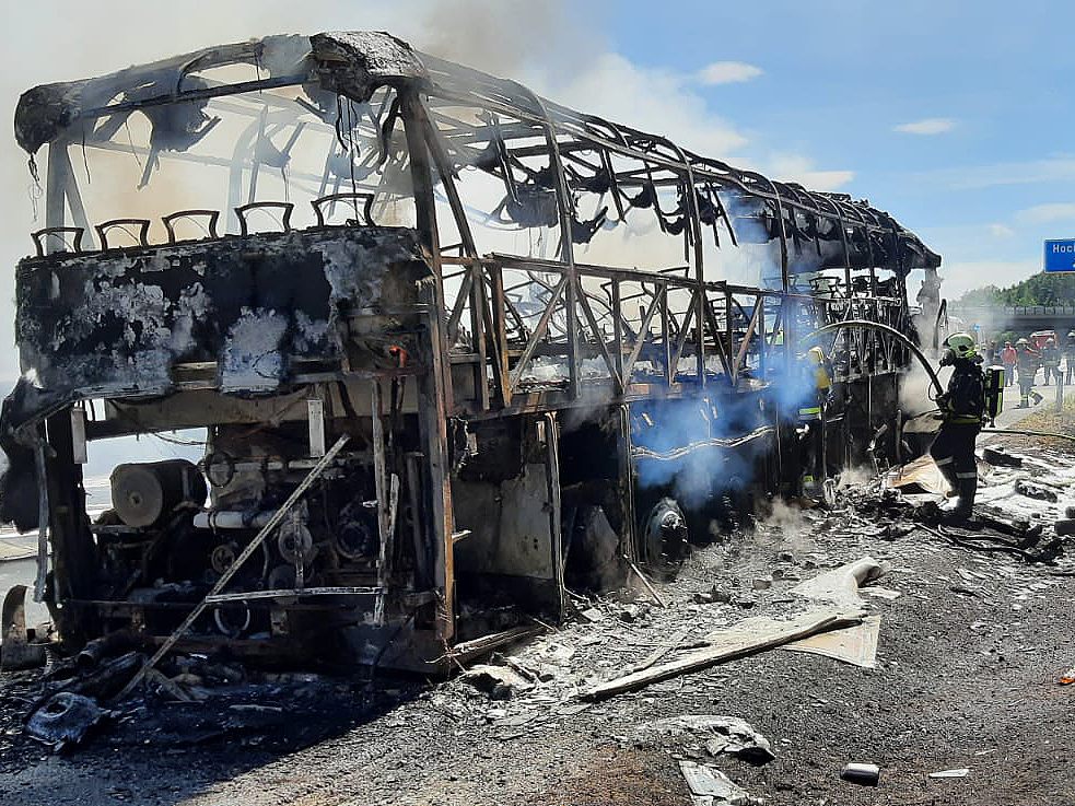 Ein Reisebus geriet auf der Wiener A21 in Brand.