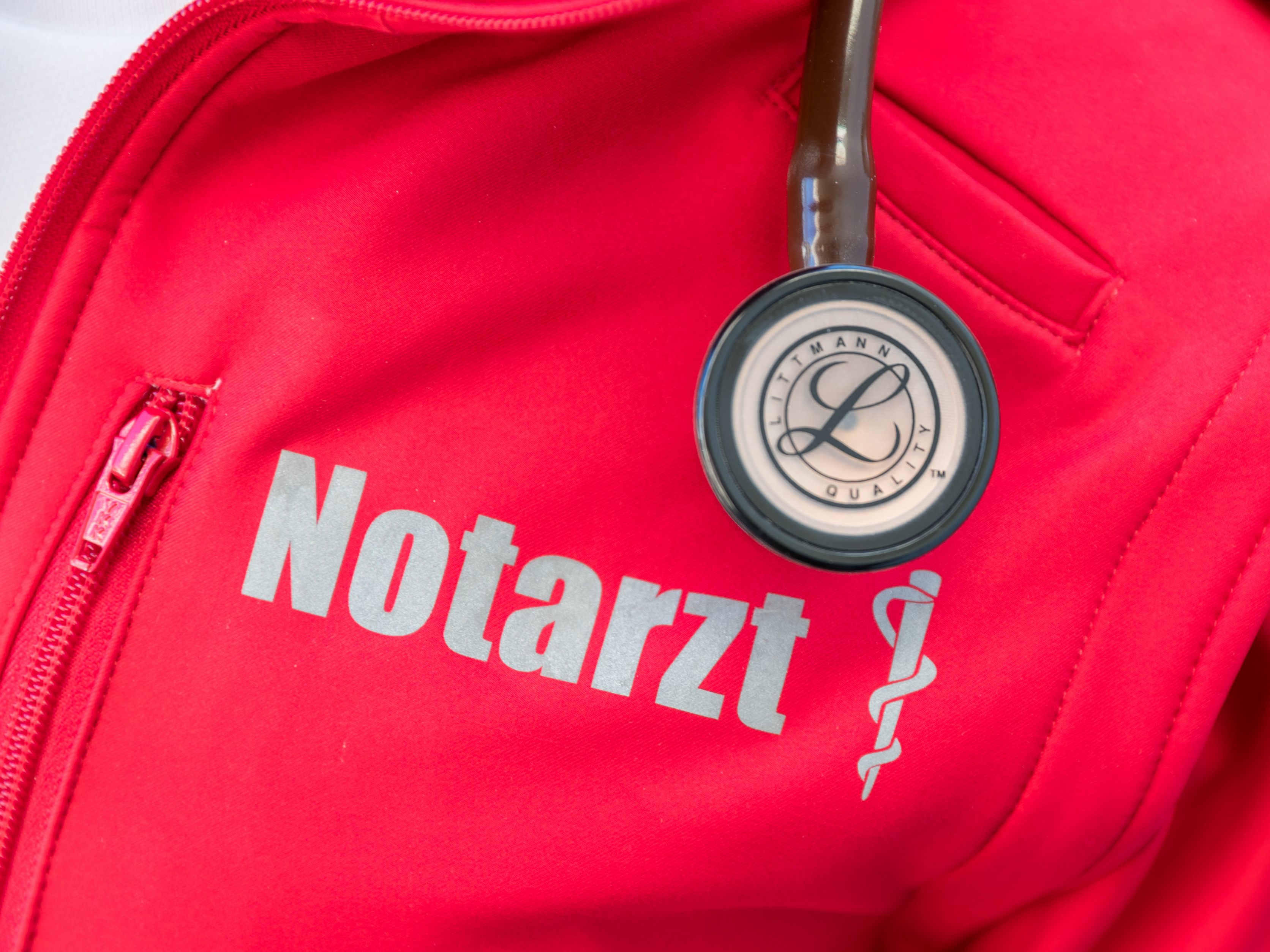 Ein 59-Jähriger ist bei einem Sturz von Dach gestorben.