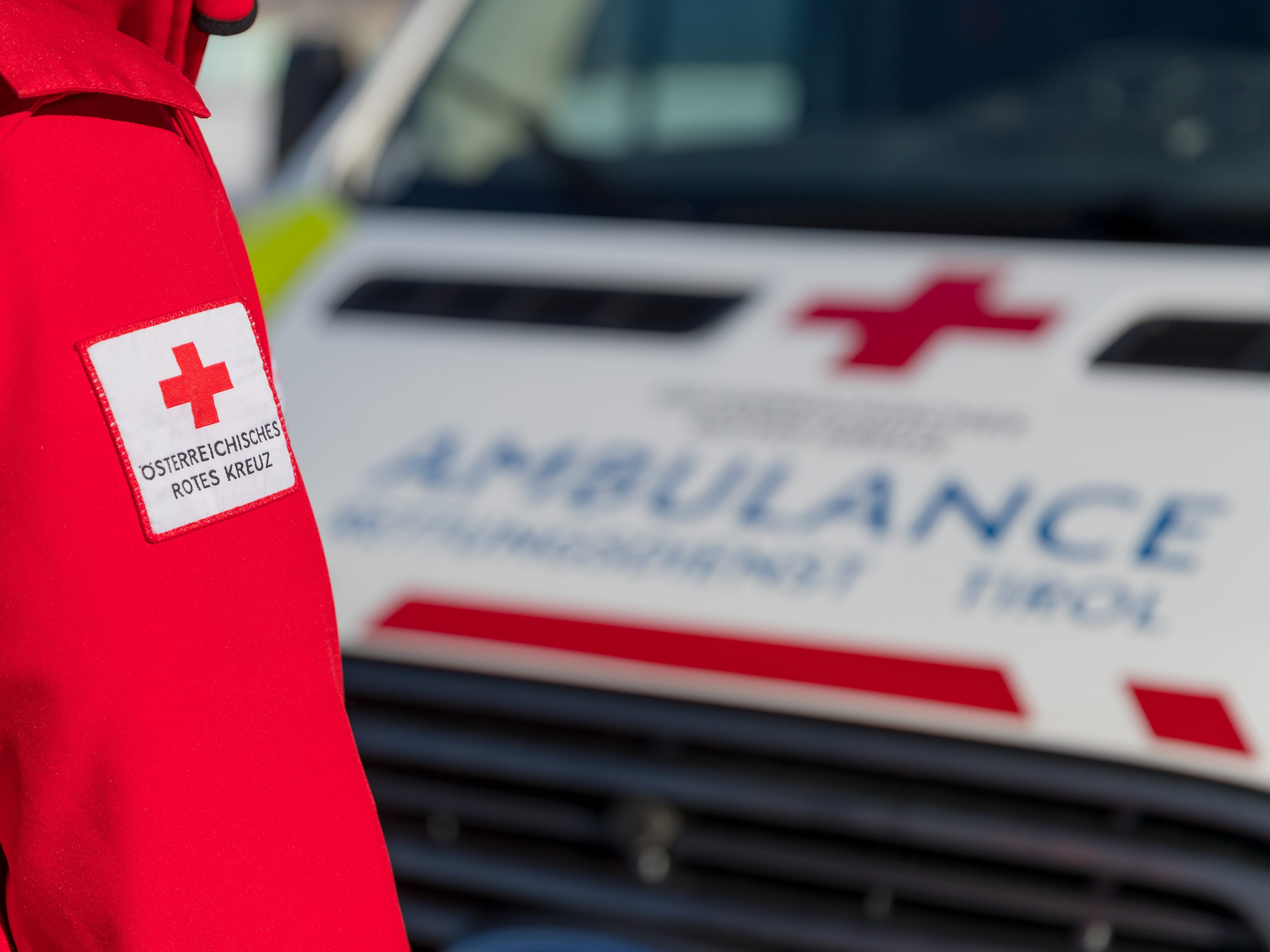 Ein Lkw kippte im Burgenland um. Dabei wurde der Lenker schwer verletzt.