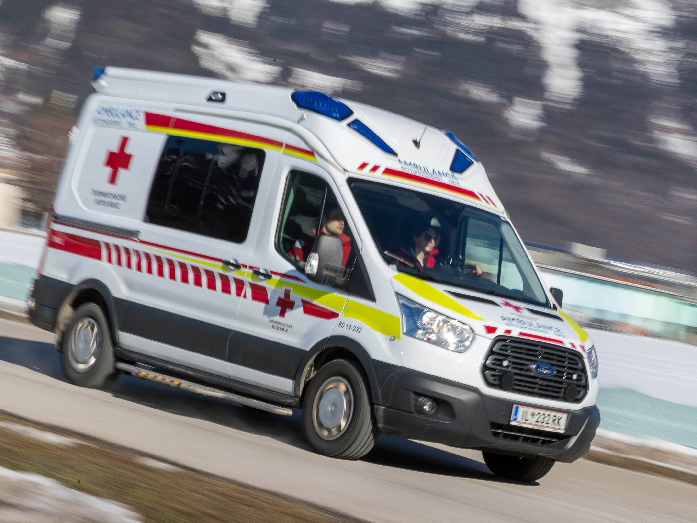 In Tirol ist ein PKW-Lenker bei einem Unfall gestorben.