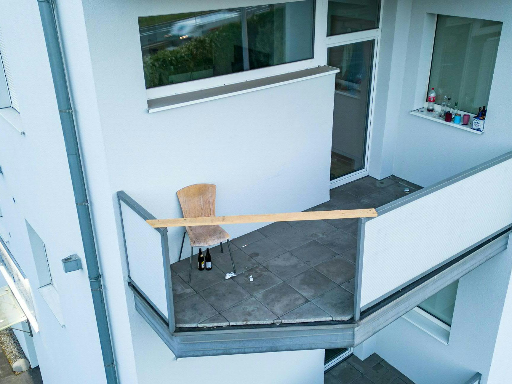 Der Balkon, dessen Geländer nachgegeben hat. Der Balkon, dessen Geländer nachgegeben hat.