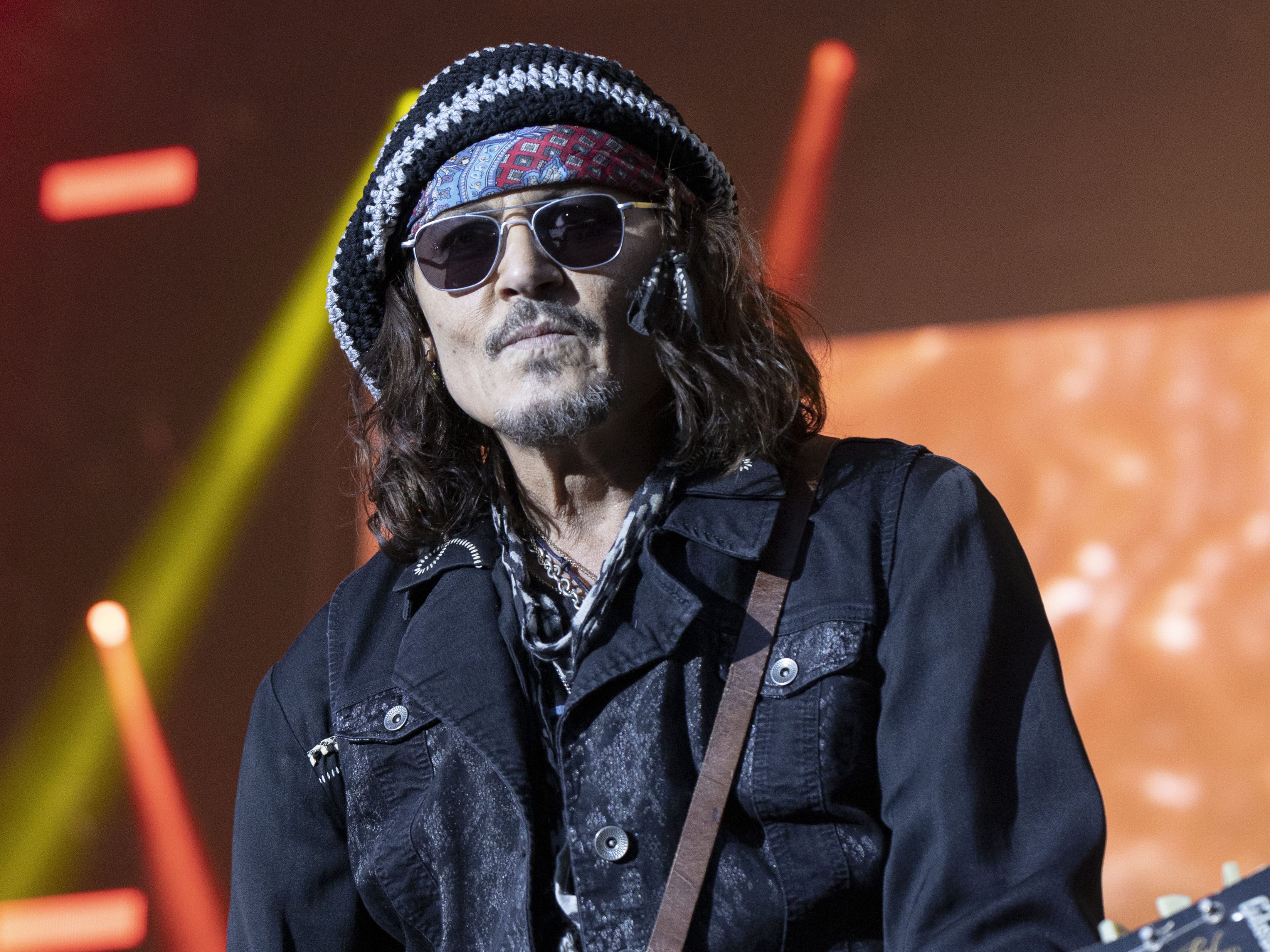 Laut ungarischen Medien soll Schauspieler Johnny Depp bewusstlos in einem Hotelzimmer gefunden worden sein.