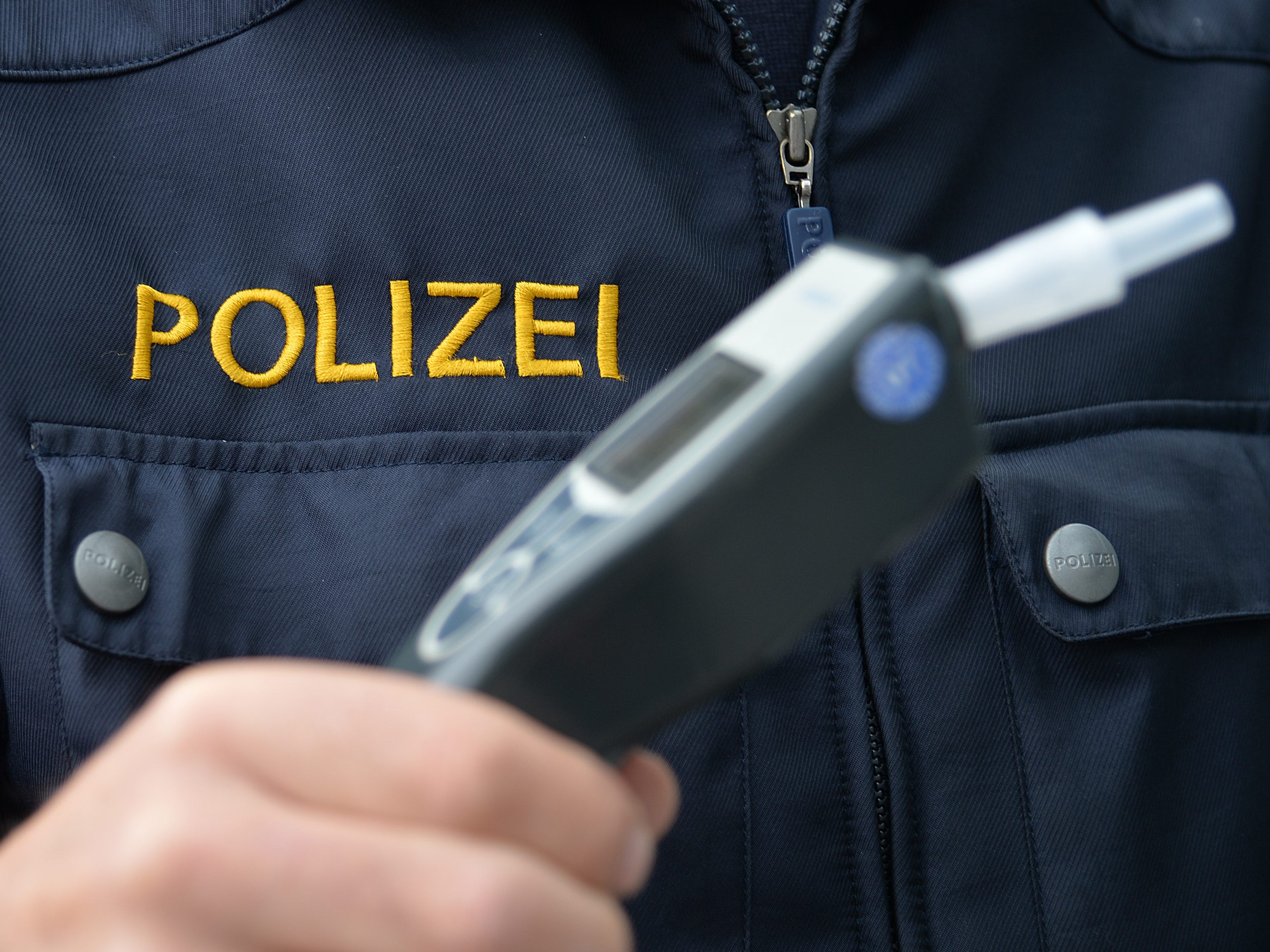 Ein 23-jähriger Alkolenker fuhr auf einen Polizisten zu.
