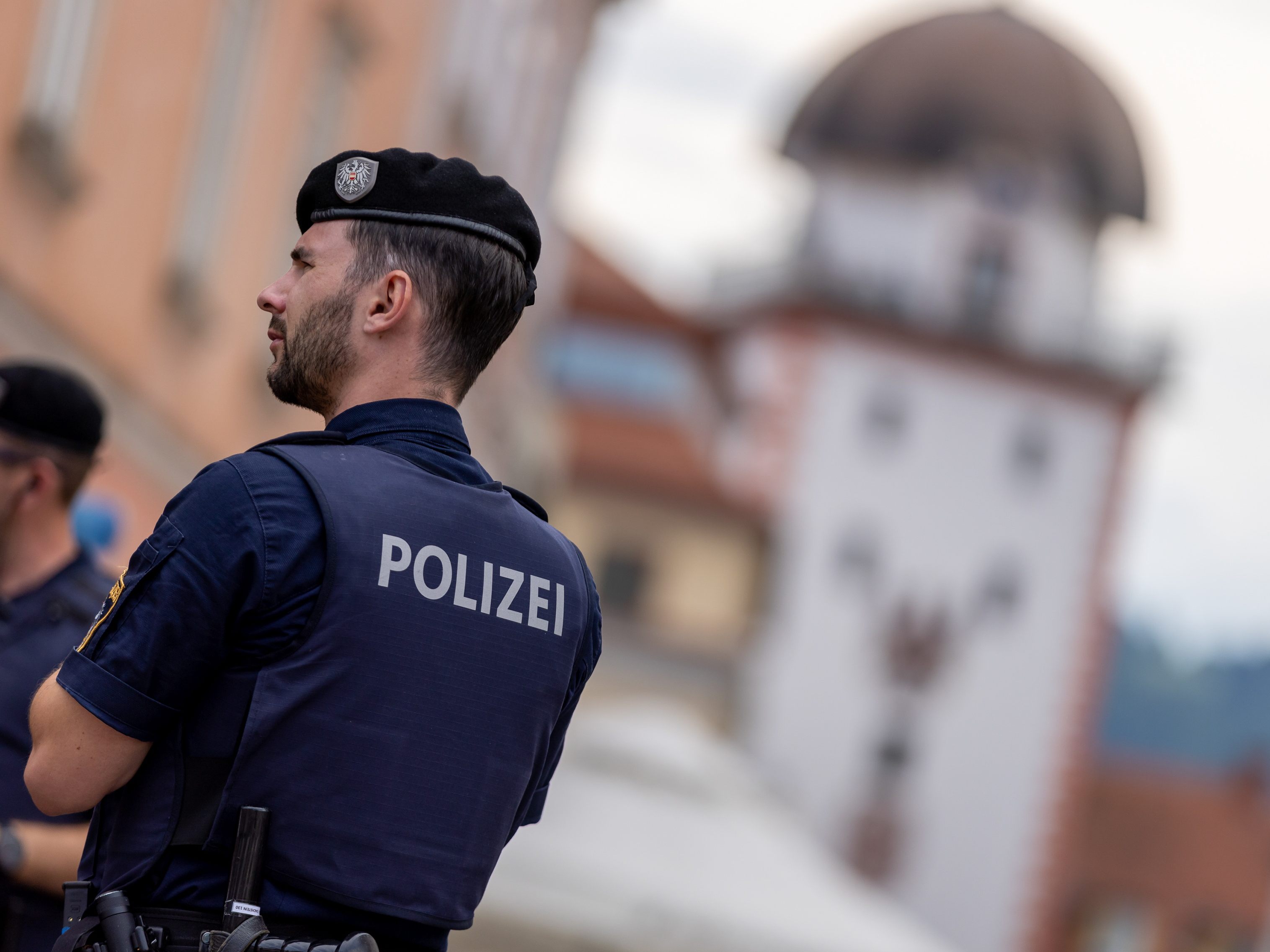 Ermittlern aus der Steiermark und Bayern ist es gelungen drei "falsche Polizisten" festzunehmen. Ermittlern aus der Steiermark und Bayern ist es gelungen drei "falsche Polizisten" festzunehmen.