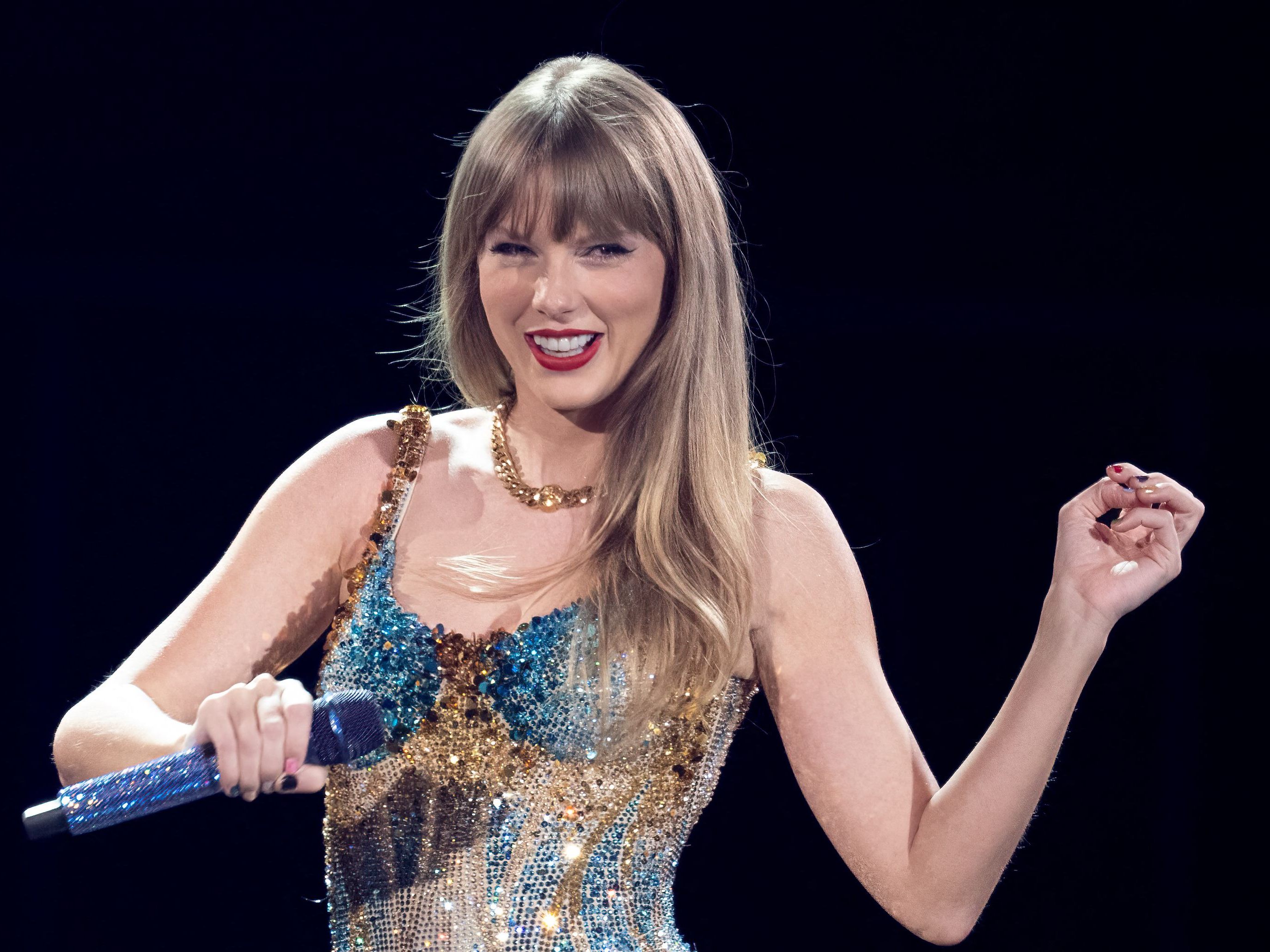 Als erste Frau hat Taylor Swift vier Alben gleichzeitig in den Top 10 der US-Charts. Als erste Frau hat Taylor Swift vier Alben gleichzeitig in den Top 10 der US-Charts.