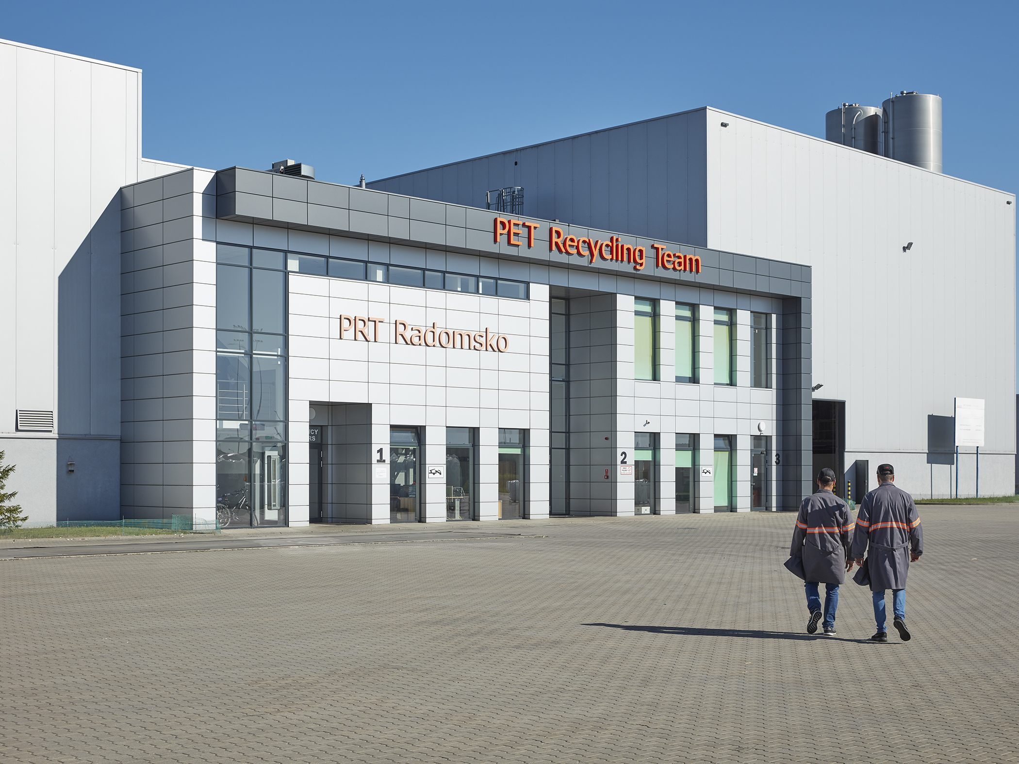 ALPLA erweitert das PET Recycling Team (PRT) Radomsko in Polen um eine dritte Extrusionsanlage. Mit einer jährlichen Produktionskapazität von 54.000 rPET zählt das Recyclingwerk zu den größten Anlagen dieser Art in Europa. ALPLA erweitert das PET Recycling Team (PRT) Radomsko in Polen um eine dritte Extrusionsanlage. Mit einer jährlichen Produktionskapazität von 54.000 rPET zählt das Recyclingwerk zu den größten Anlagen dieser Art in Europa.