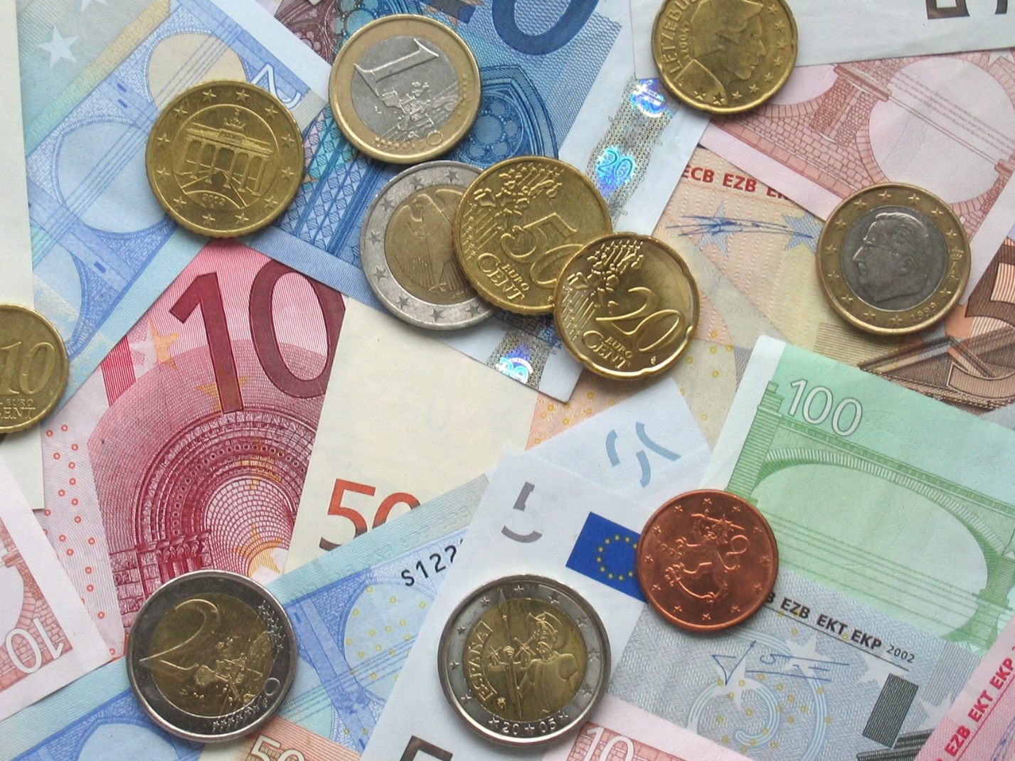 Die meisten Banken zahlen die Zinsen für die pandemiebedingte Kreditstundung zurück. Die meisten Banken zahlen die Zinsen für die pandemiebedingte Kreditstundung zurück.