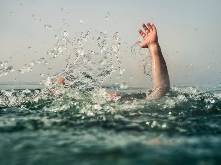 Ein 35-jähriger Nichtschwimmer ging im Pusztasee unter - er verstarb im Krankenhaus. Ein 35-jähriger Nichtschwimmer ging im Pusztasee unter - er verstarb im Krankenhaus.
