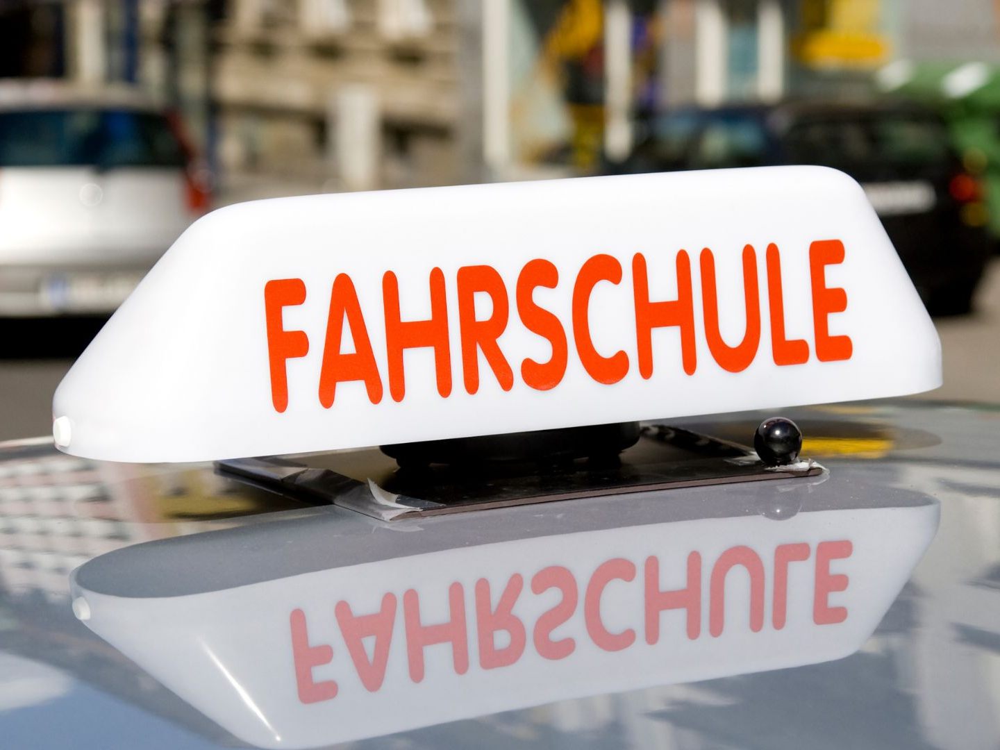 Ein Pkw streifte den Wagen mit einer Fahrschülerin am Steuer. Ein Pkw streifte den Wagen mit einer Fahrschülerin am Steuer.