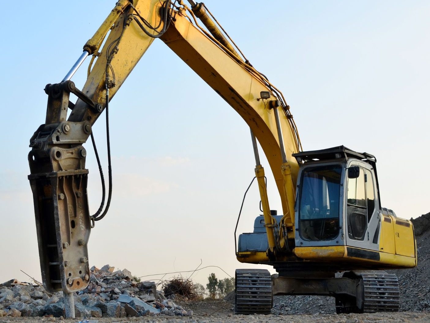Eine betrunkene Fahrt mit einer Schubraupe kostete zwei Steirern 10.000 Euro Strafe.