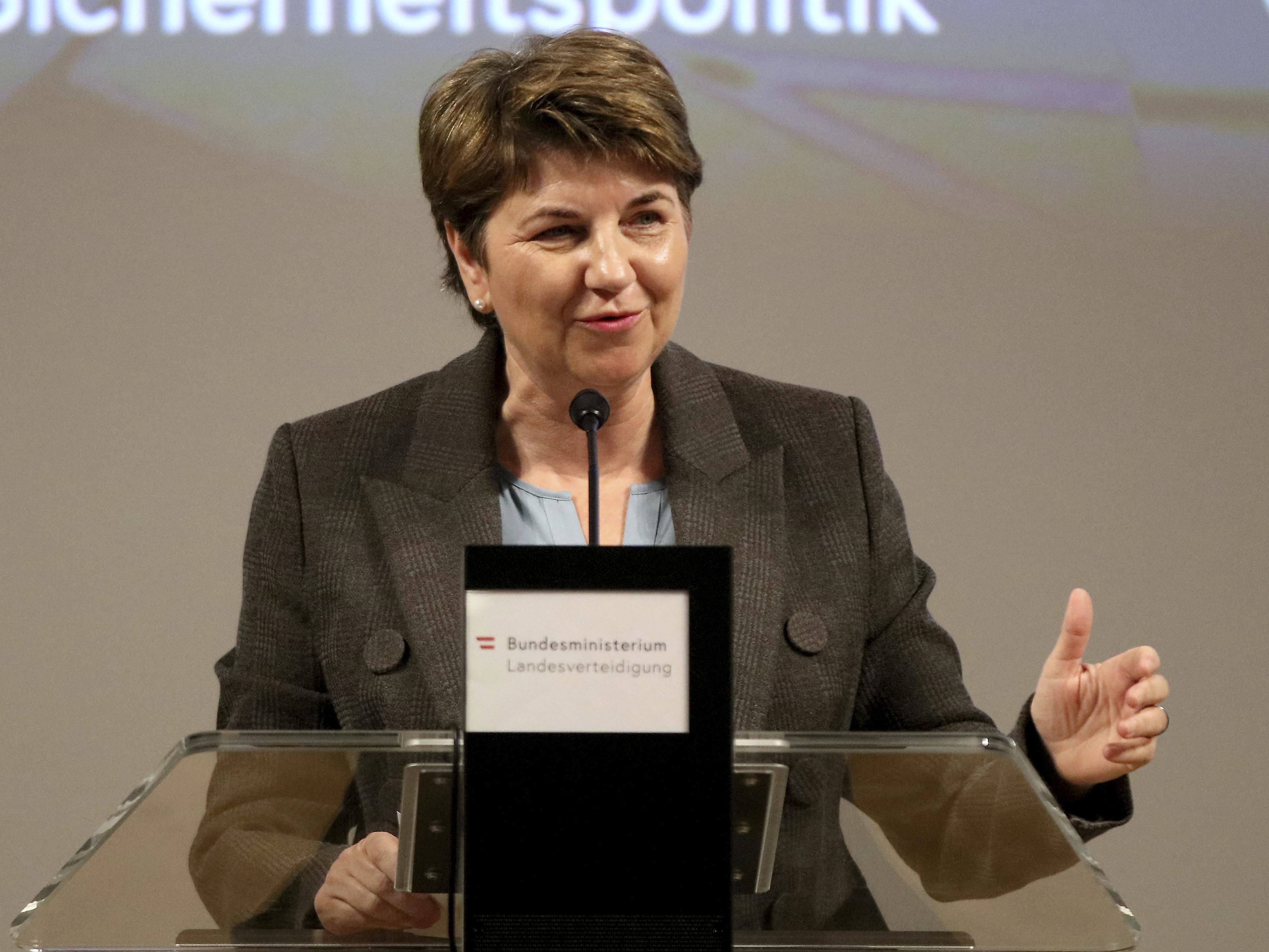 Die Schweizer Verteidigungsministerin unterzeichnet den Beitritt zu "Sky Shield".