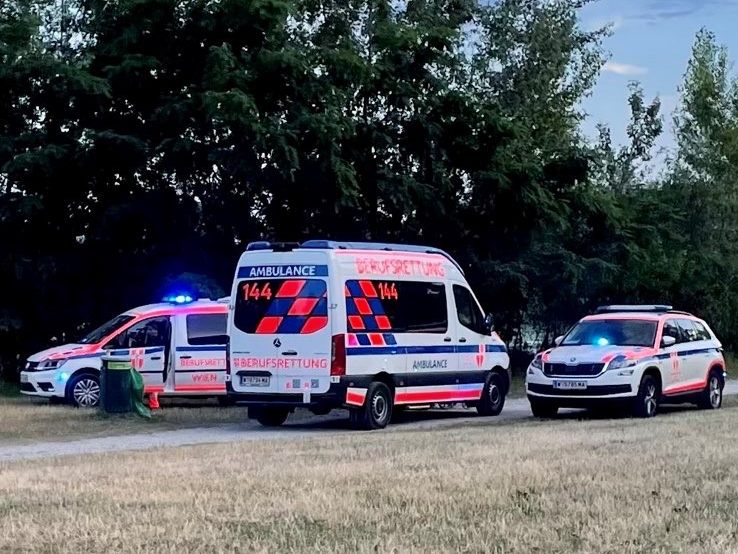 Der 7-Jährige, der beim Baden in Wien-Donaustadt untergegangen war, schwebt seither in Lebensgefahr.