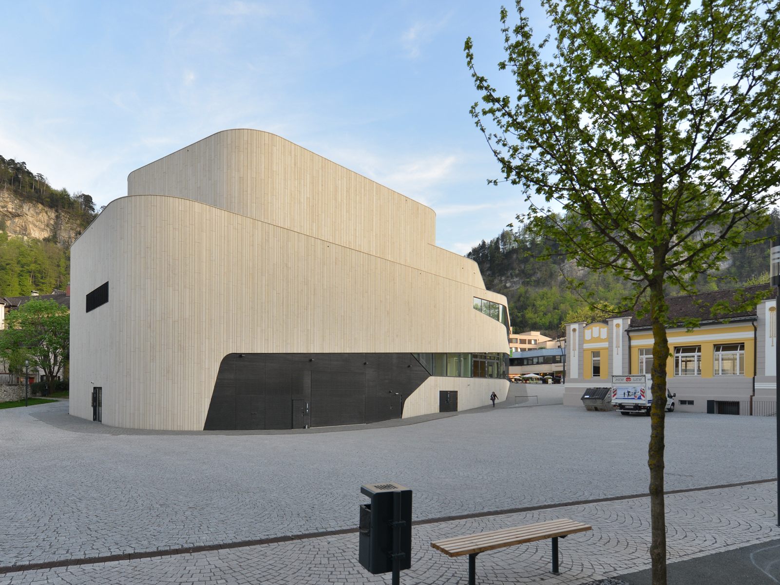 Begrünungsprojekt am Gymnasiumhof Feldkirch sorgt für Abkühlung. Begrünungsprojekt am Gymnasiumhof Feldkirch sorgt für Abkühlung.