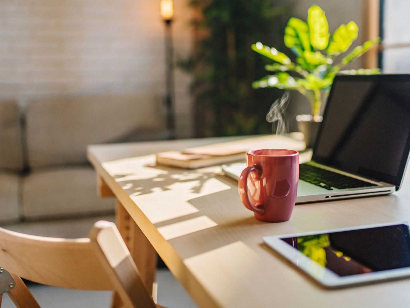 Die Arbeitnehmer wünschen sich mehr Home-Office-Tage, arbeiten aber mehr am Firmenstandort, als vom Arbeitgeber vorgesehen. Die Arbeitnehmer wünschen sich mehr Home-Office-Tage, arbeiten aber mehr am Firmenstandort, als vom Arbeitgeber vorgesehen.