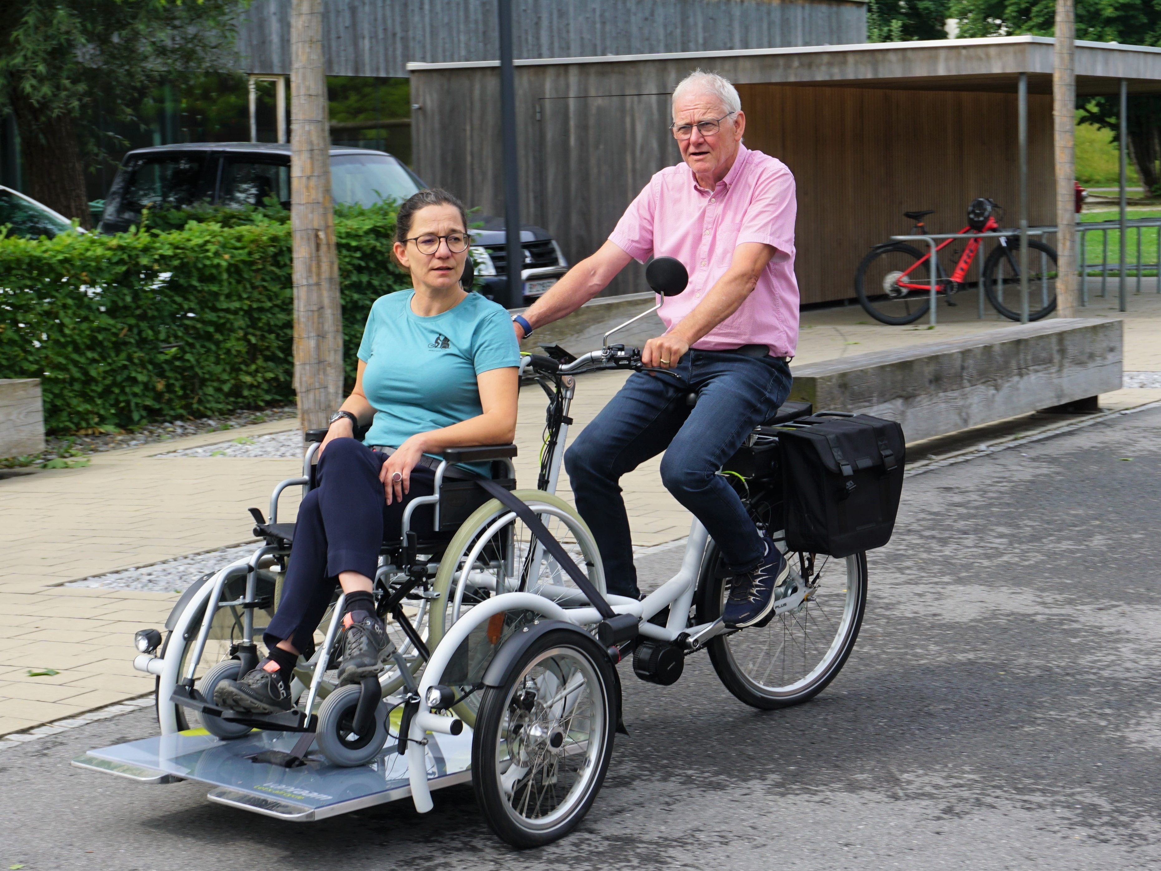 Erste Testfahrt mit der brandneuen Rollstuhl-Rikscha: Wilhelm Sutterlüty und Elke Fitz. Erste Testfahrt mit der brandneuen Rollstuhl-Rikscha: Wilhelm Sutterlüty und Elke Fitz.